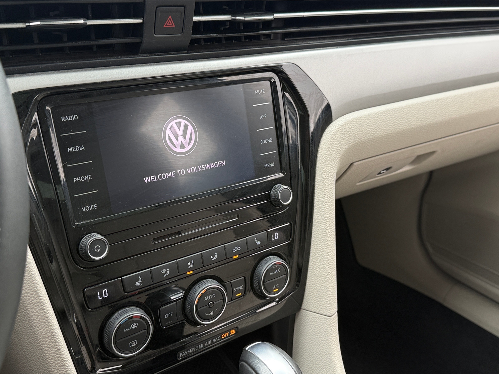 Thumbnail: 2022 Volkswagen Passat - 3