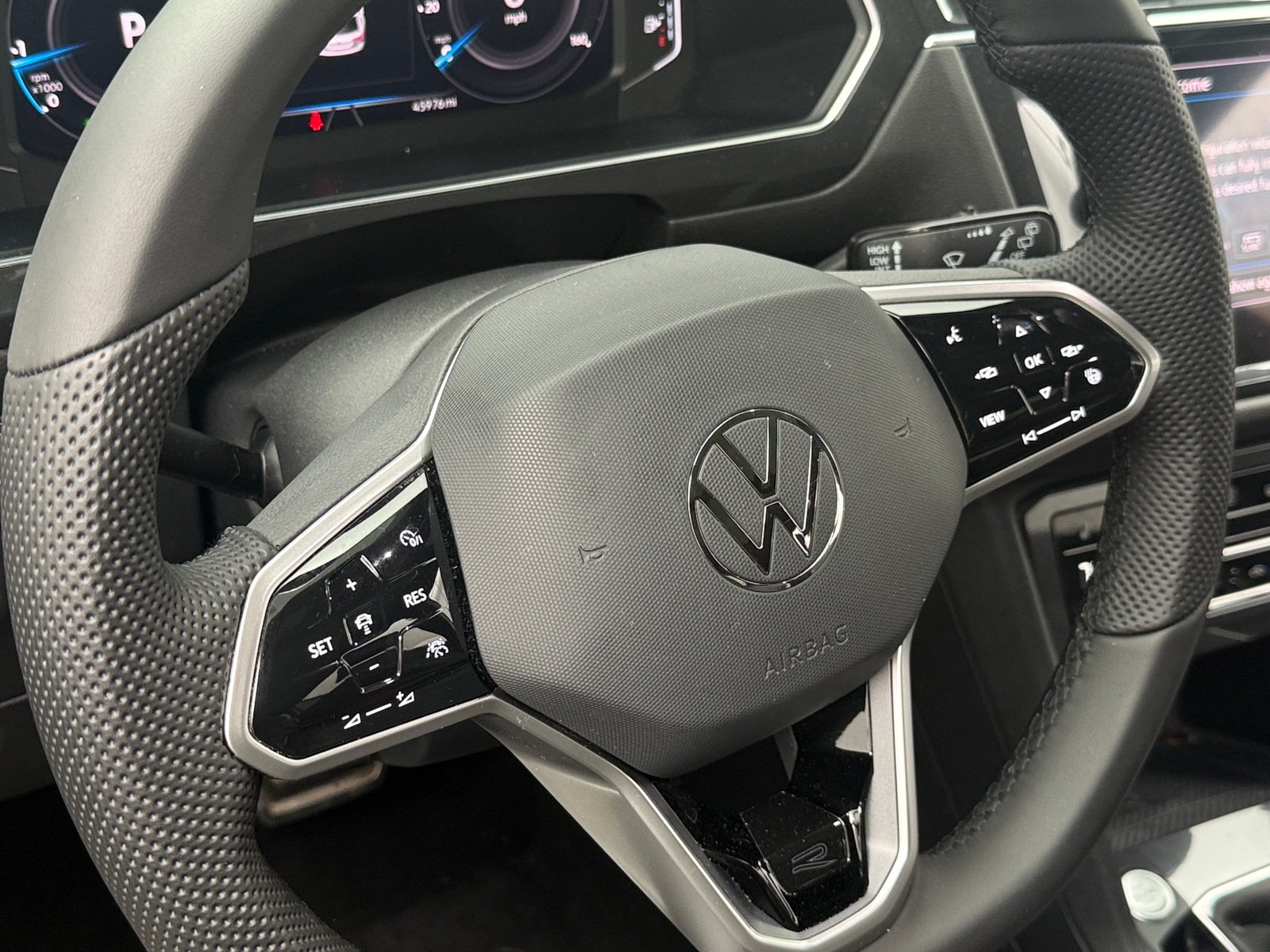 Thumbnail: 2022 Volkswagen Tiguan - 4