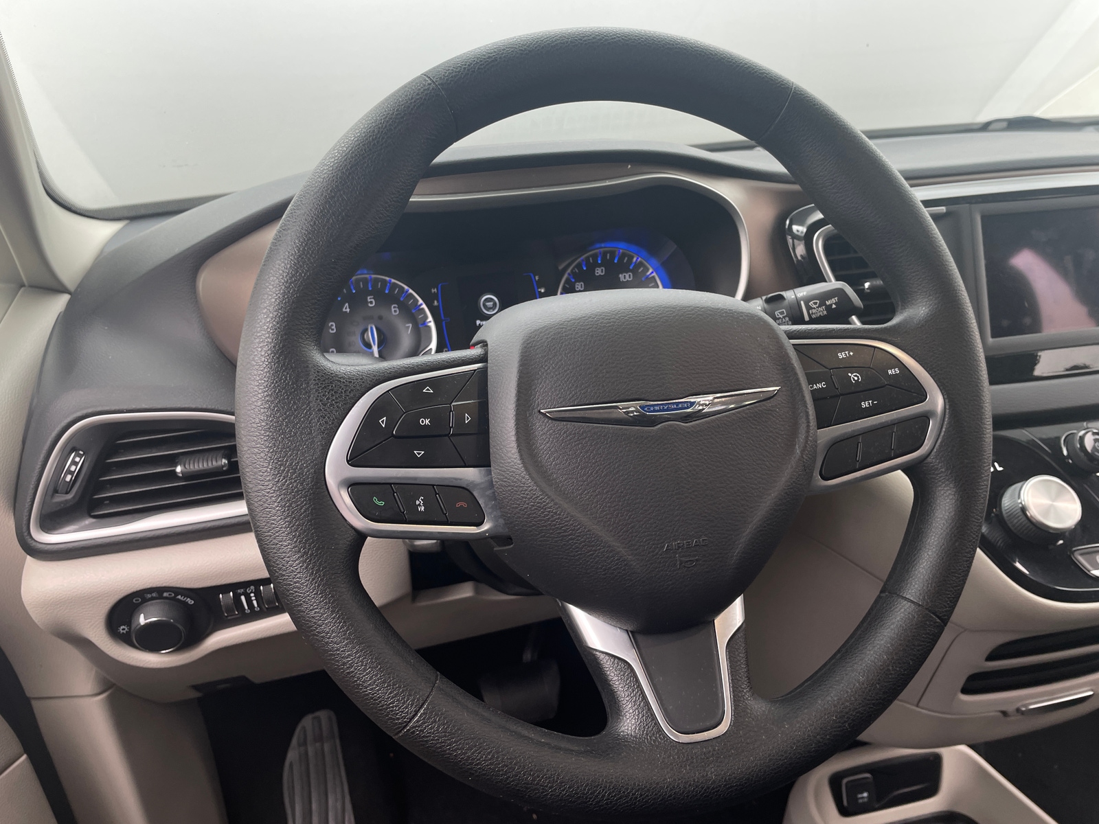 Thumbnail: 2021 Chrysler Voyager - 5