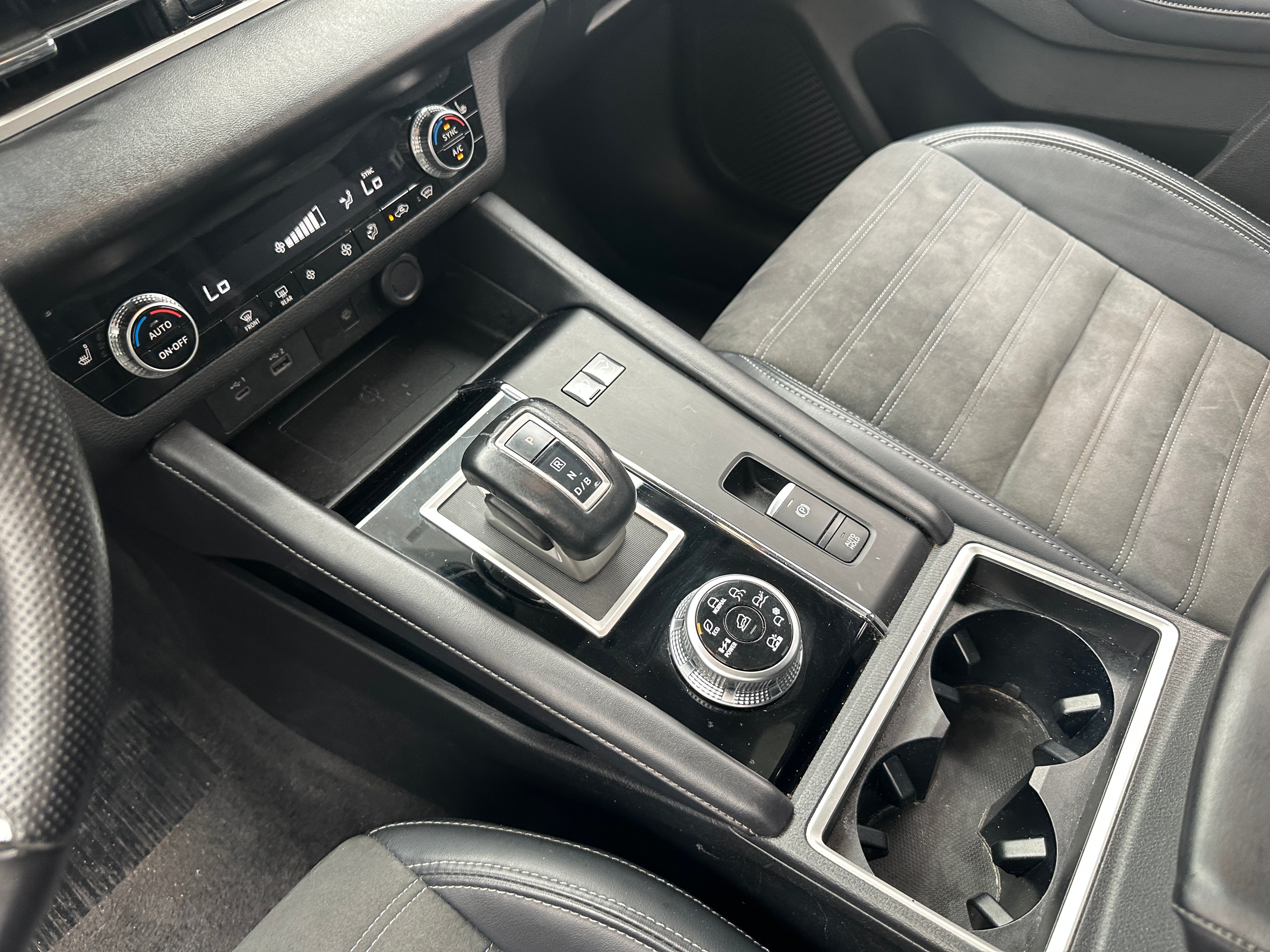 2023 Mitsubishi Outlander Plug-In Hybrid SE - Photo 4