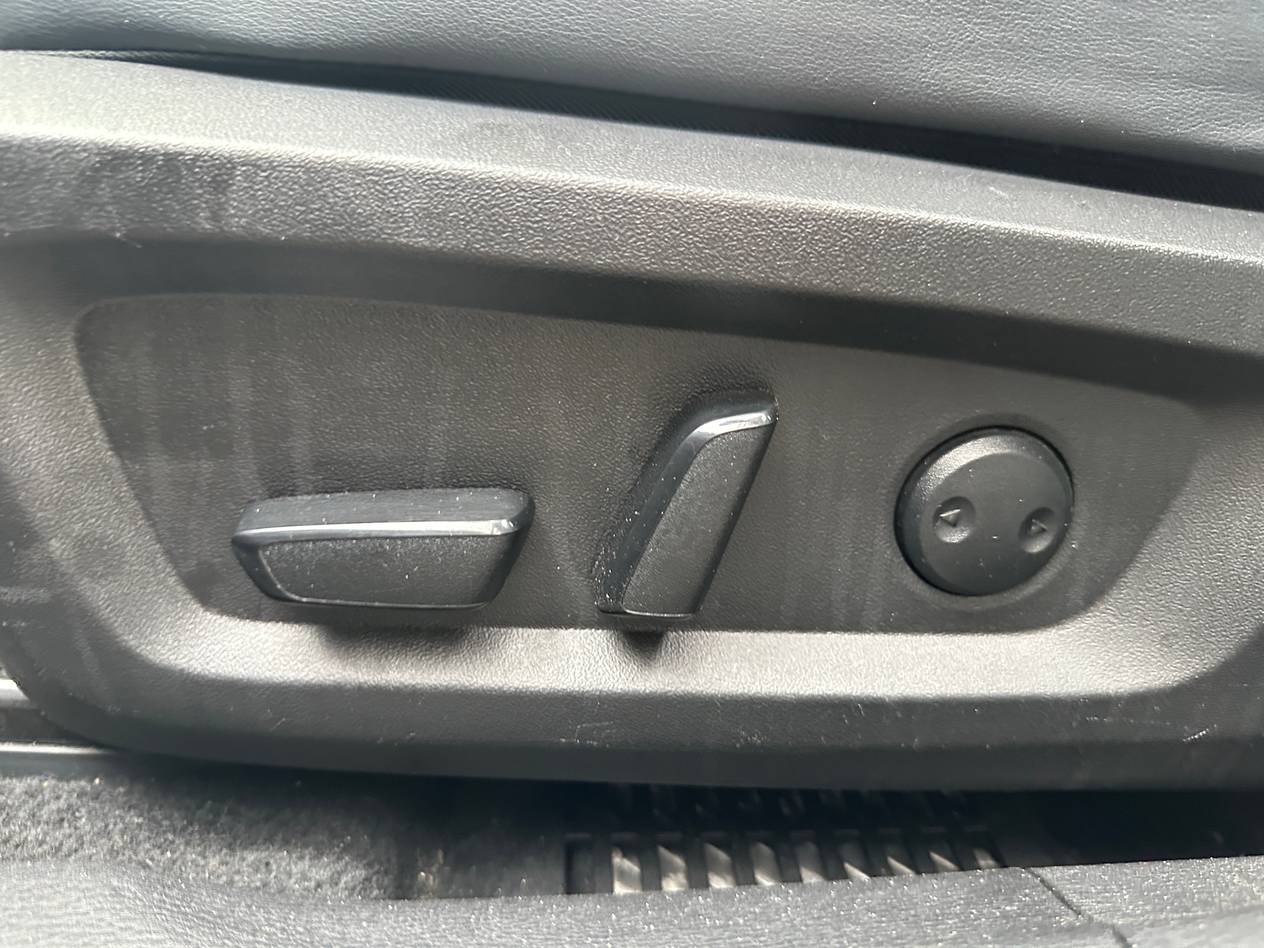 2023 Mitsubishi Outlander Plug-In Hybrid SE - Photo 3