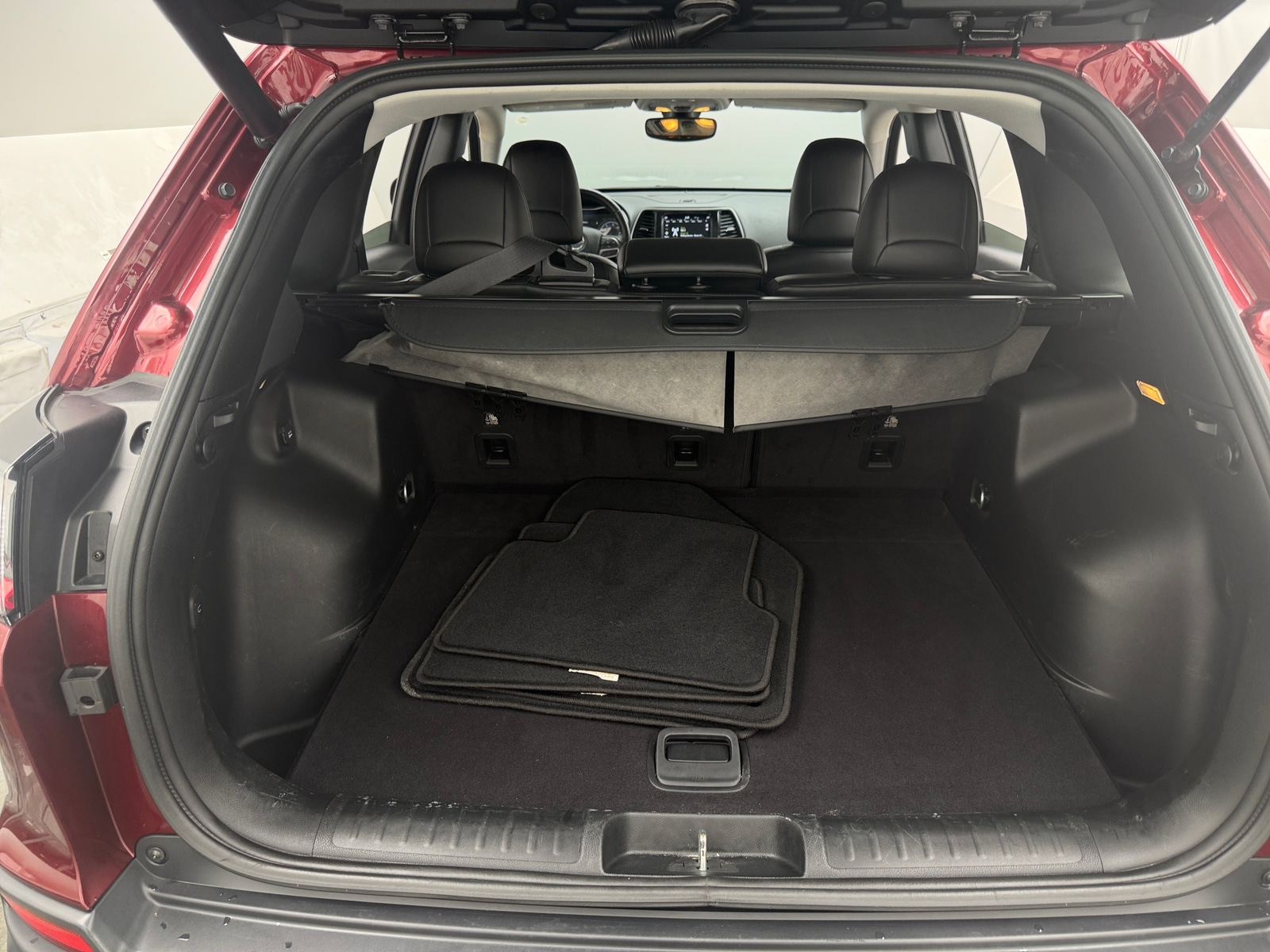 Thumbnail: 2019 Jeep Cherokee - 6