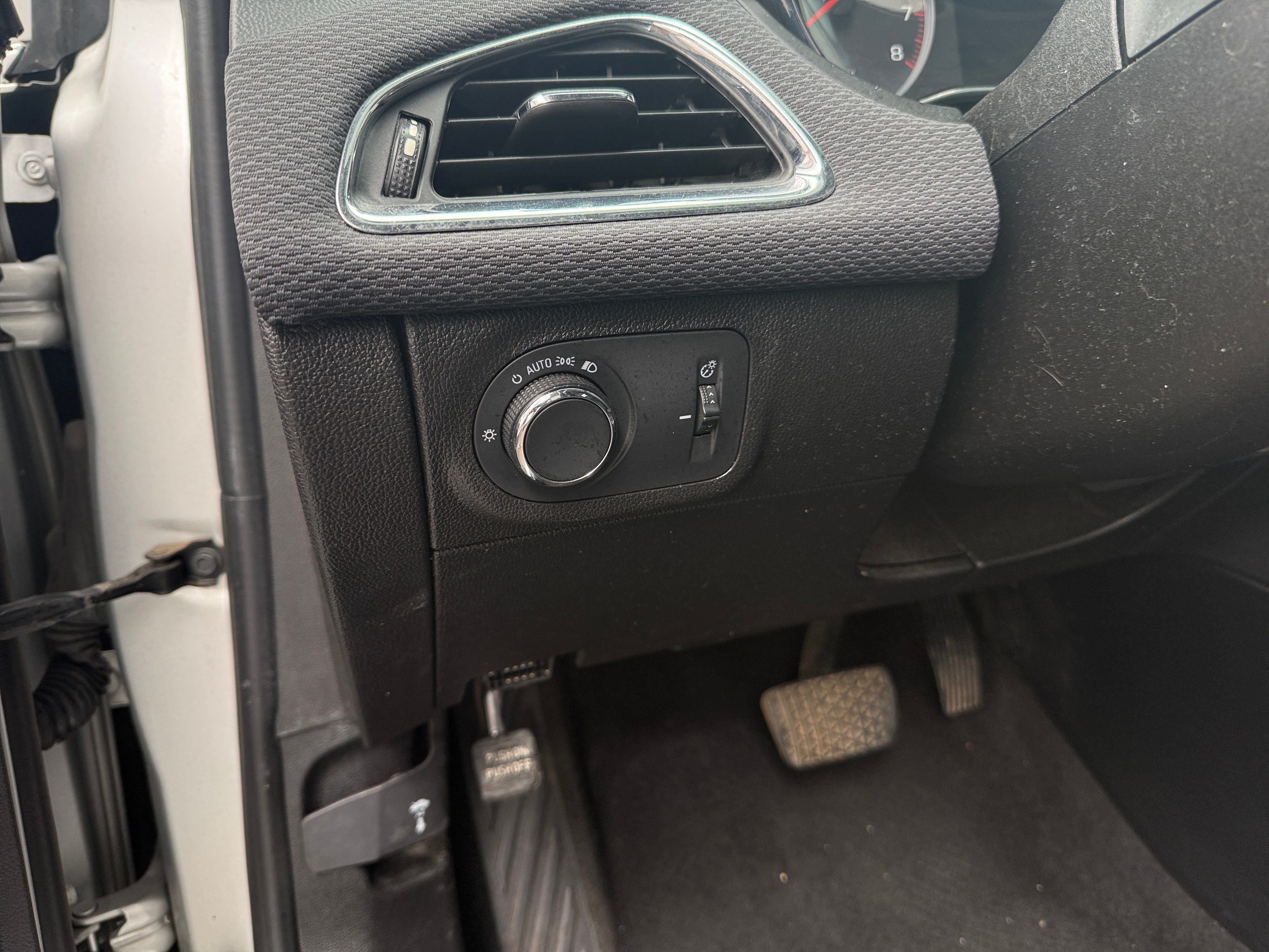 Used 2019 Chevrolet Cruze LT with VIN 1G1BE5SMXK7144309 for sale in Pewaukee, WI