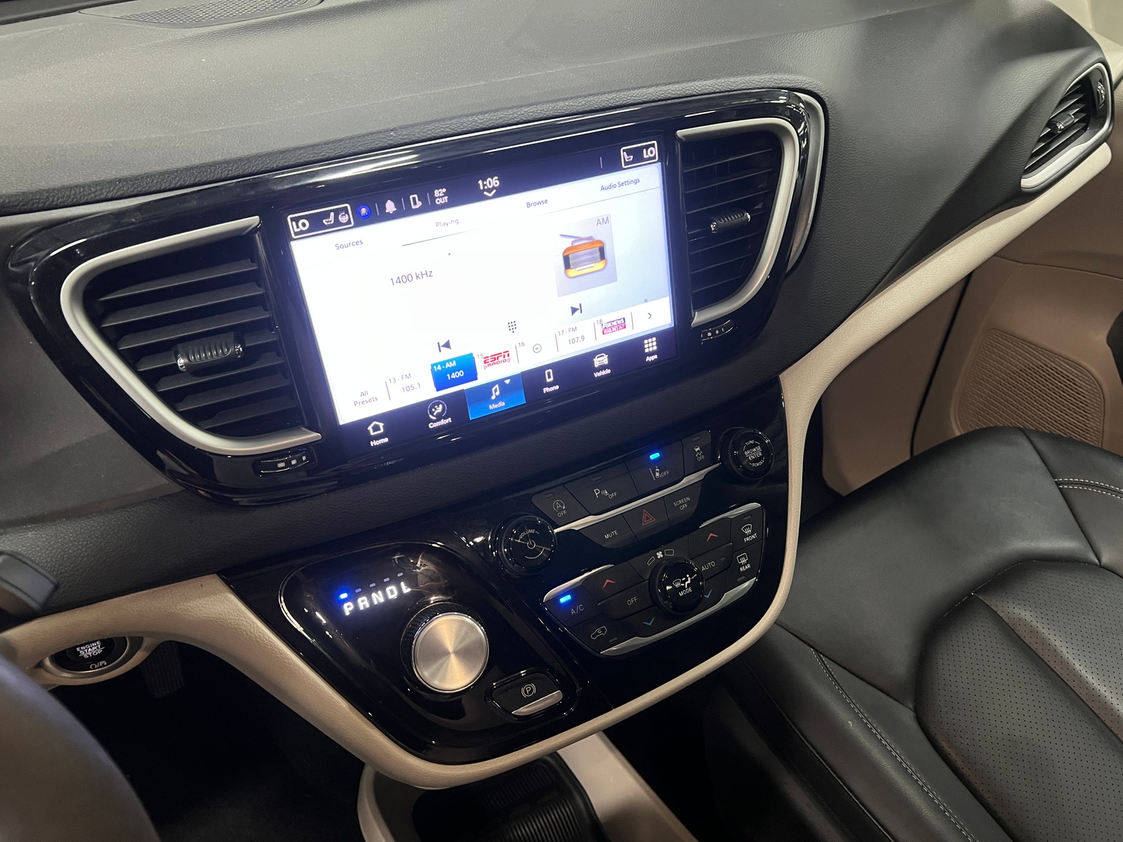 Thumbnail: 2024 Chrysler Pacifica - 3