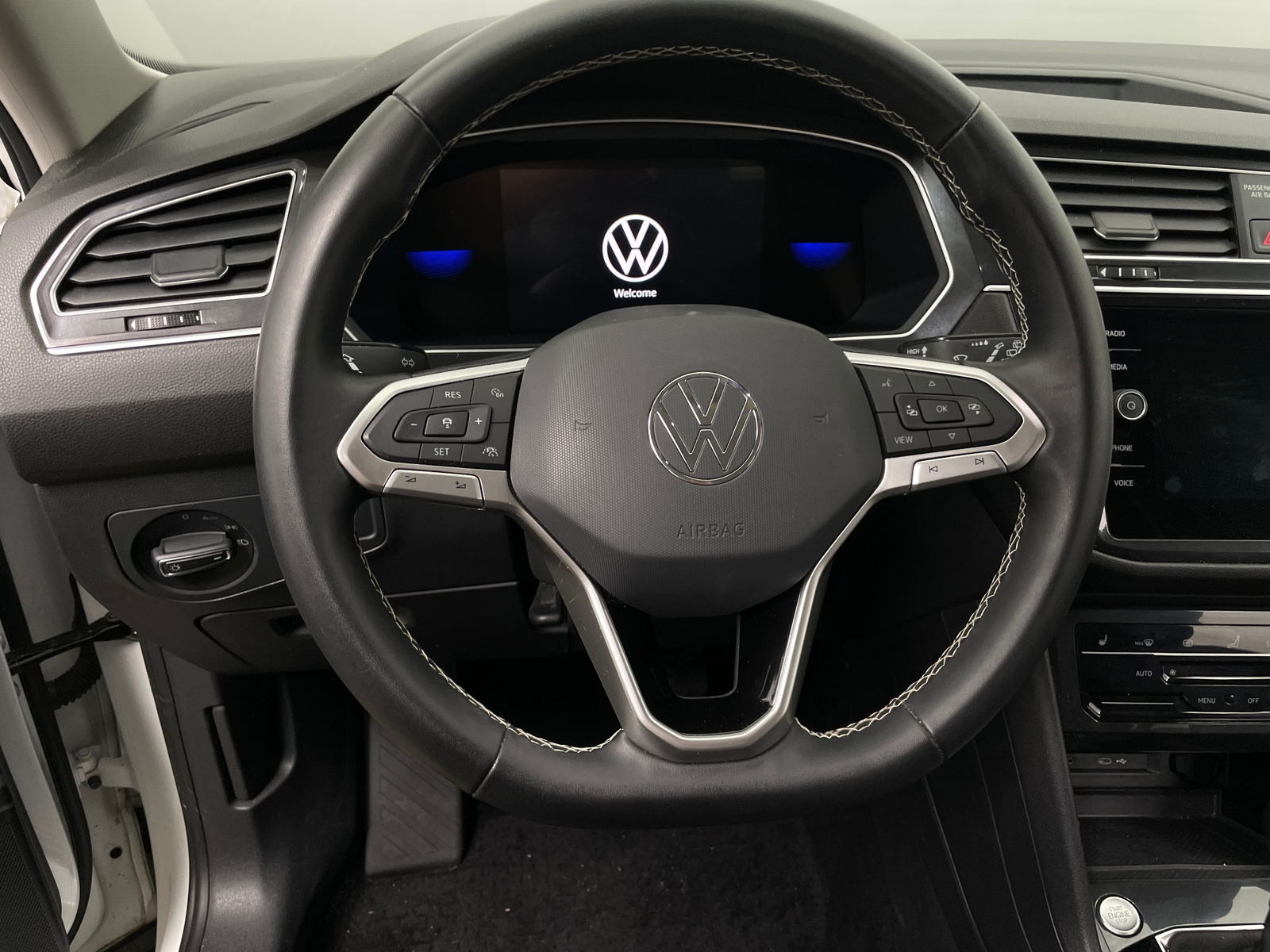 Thumbnail: 2023 Volkswagen Tiguan - 4