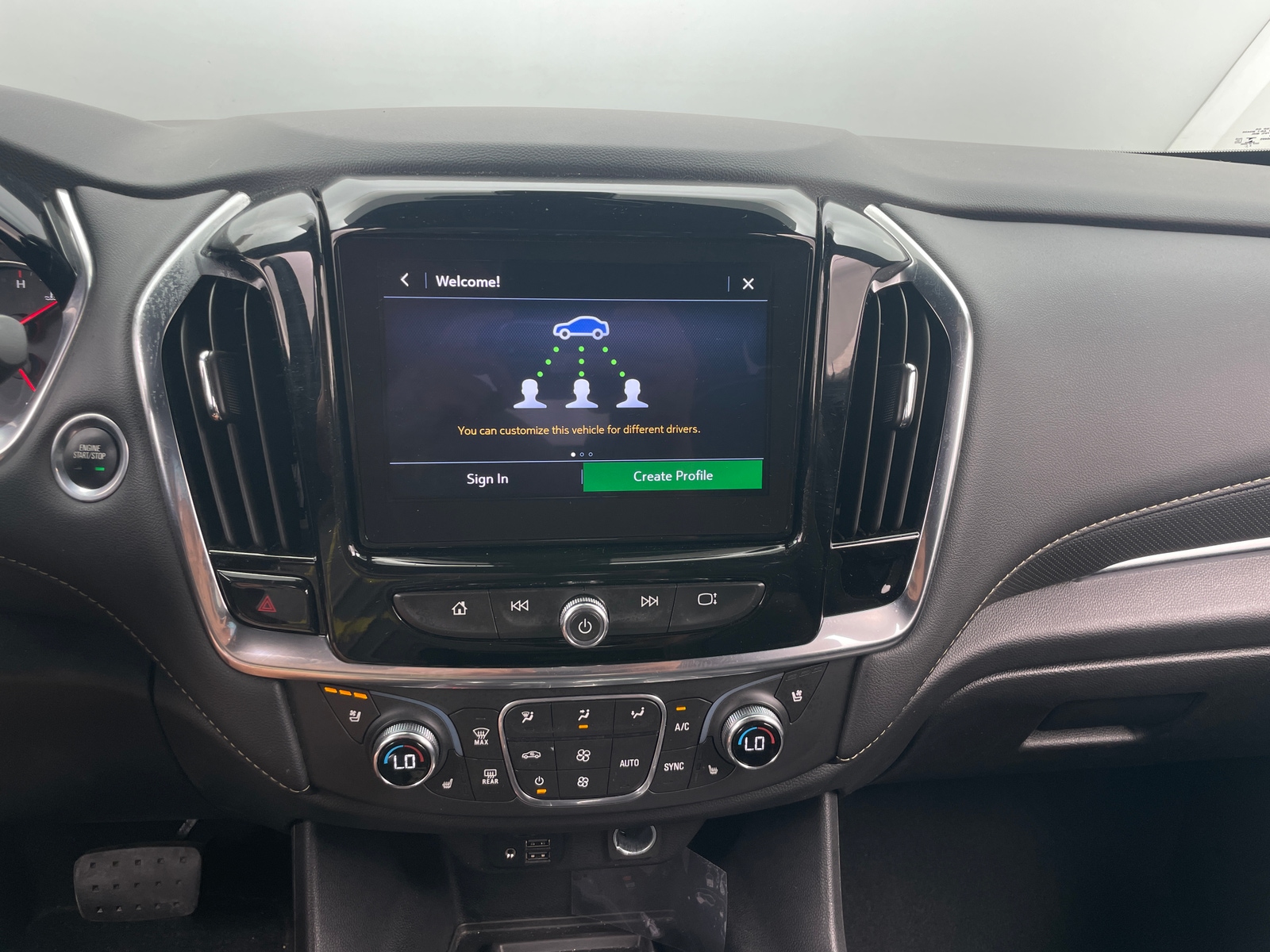 Thumbnail: 2022 Chevrolet Traverse - 3