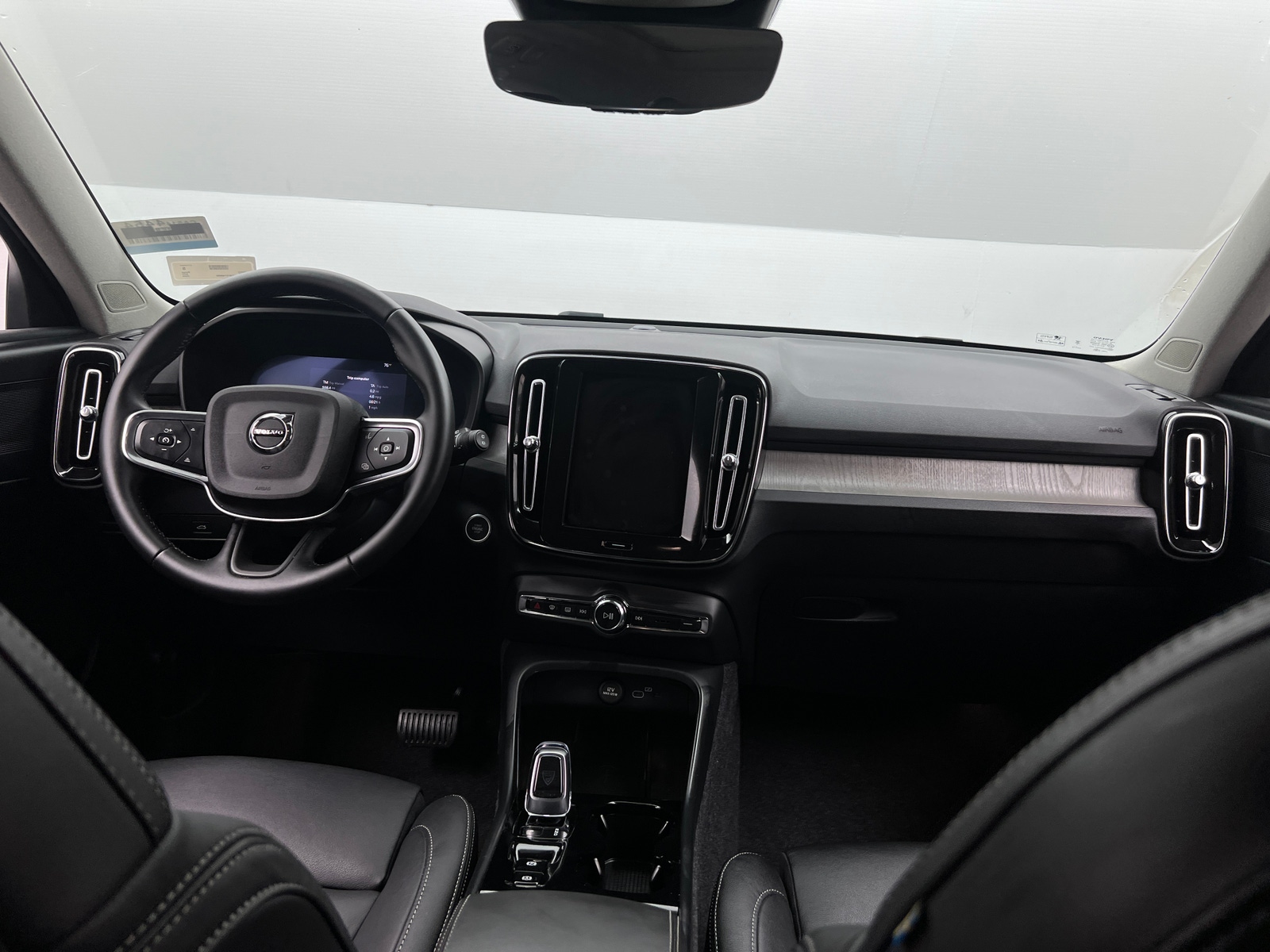 Thumbnail: 2026 Volvo XC40 - 3