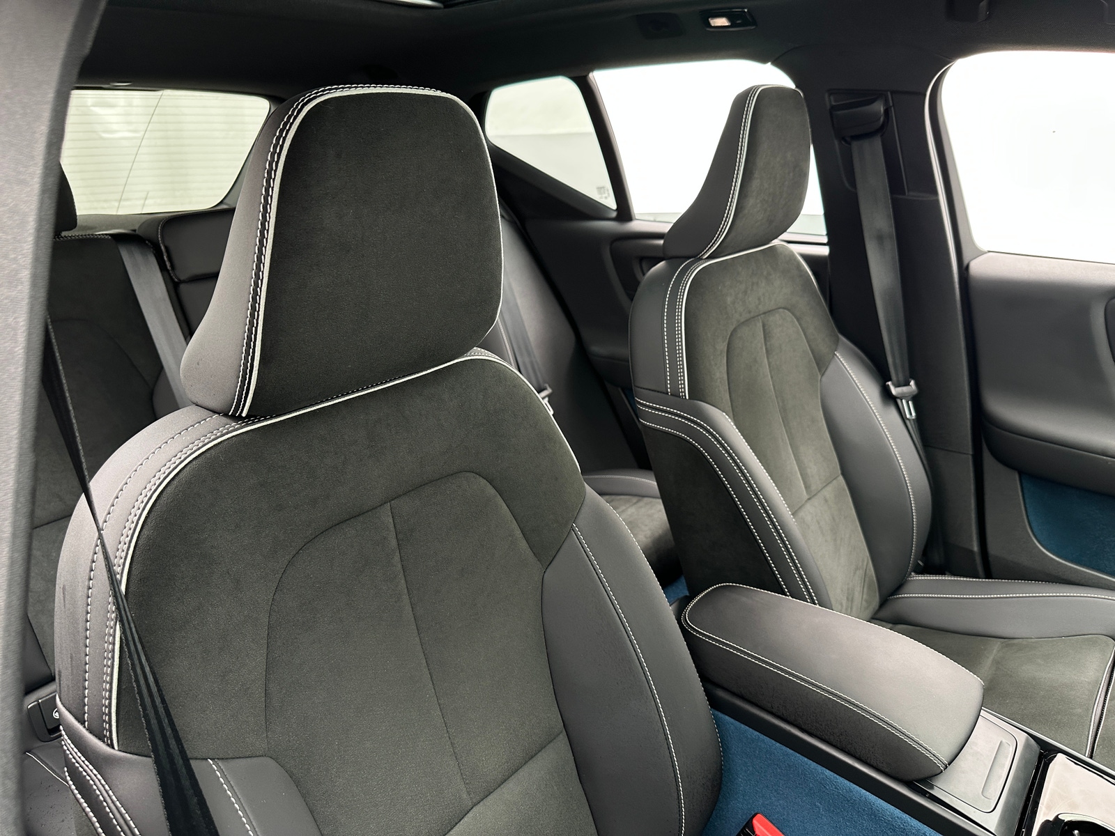 Thumbnail: 2023 Volvo XC40 - 2
