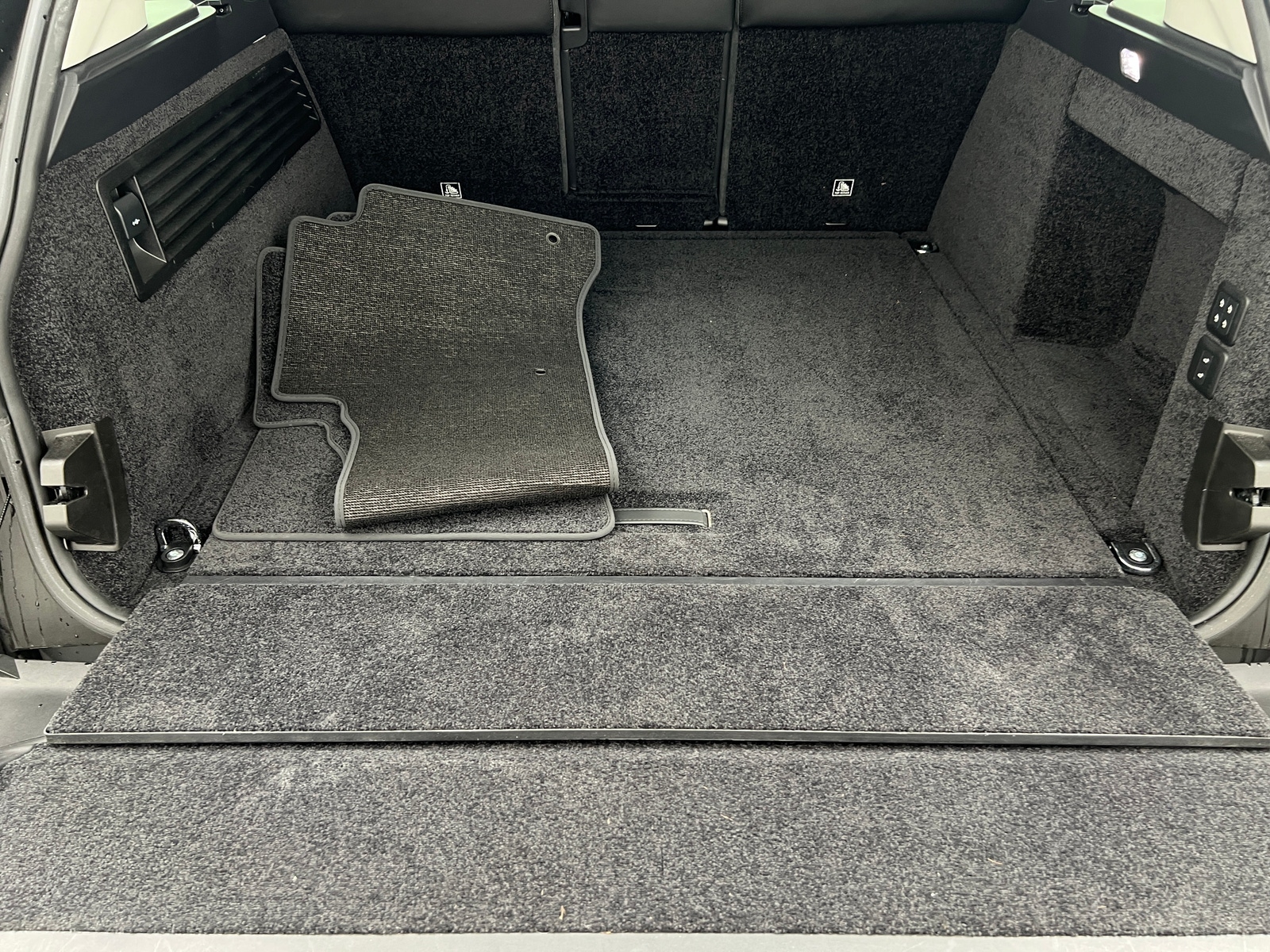 Thumbnail: 2022 Land Rover Range Rover - 6