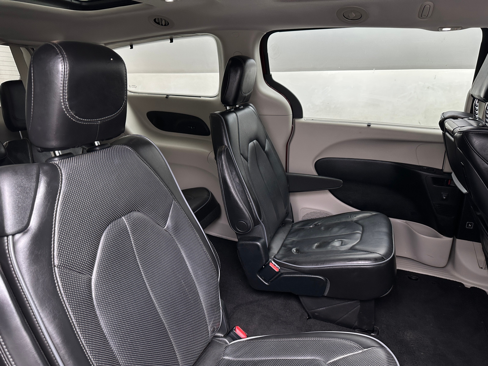 Thumbnail: 2018 Chrysler Pacifica - 5