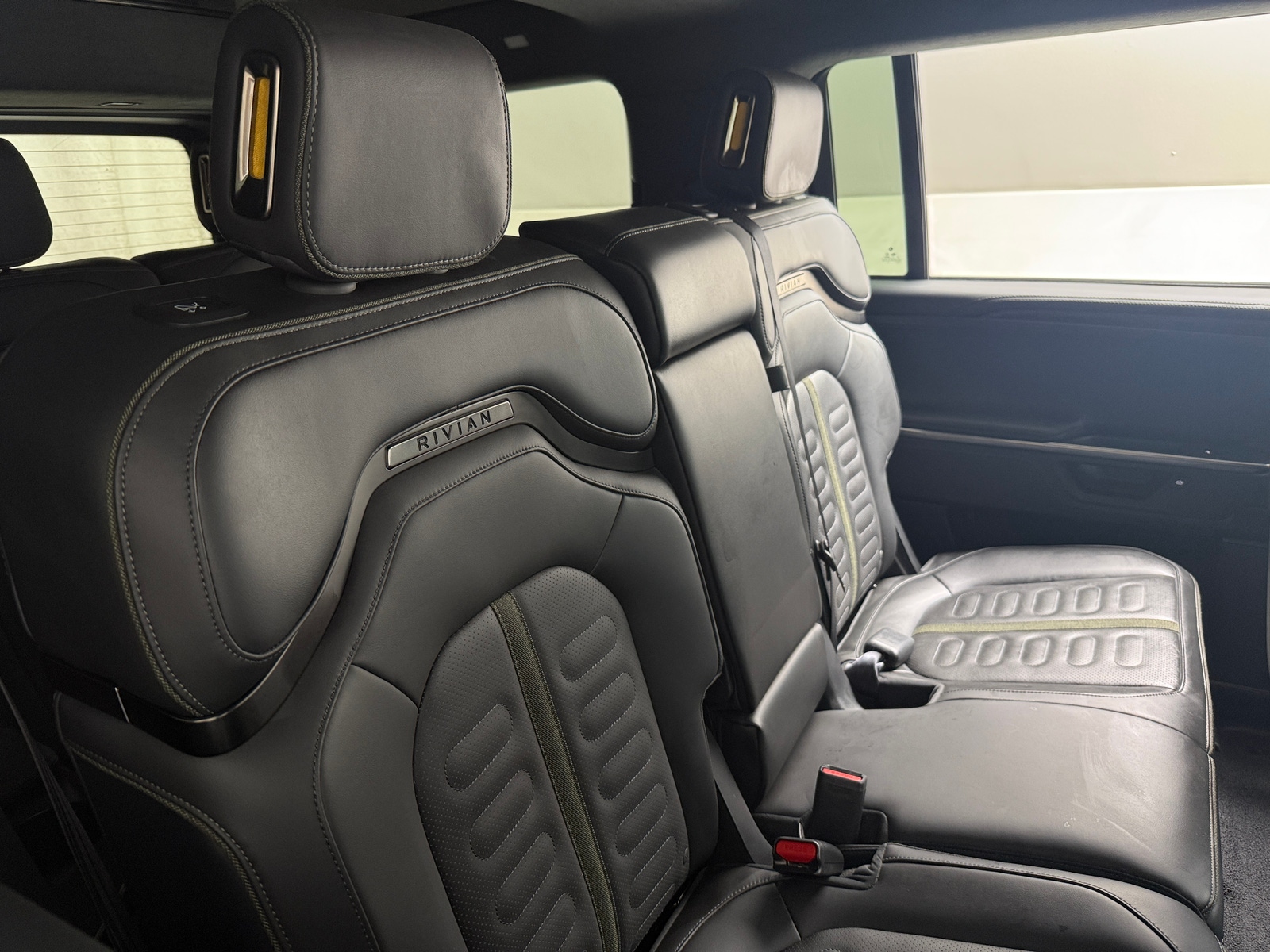 Thumbnail: 2025 Rivian R1S - 5