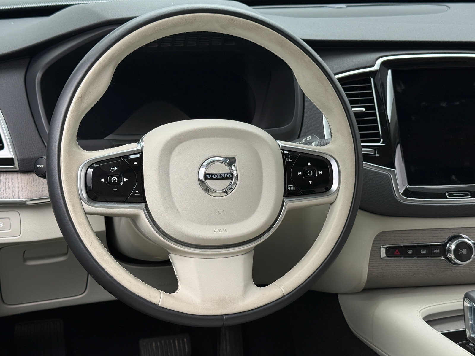 Thumbnail: 2025 Volvo XC90 - 4