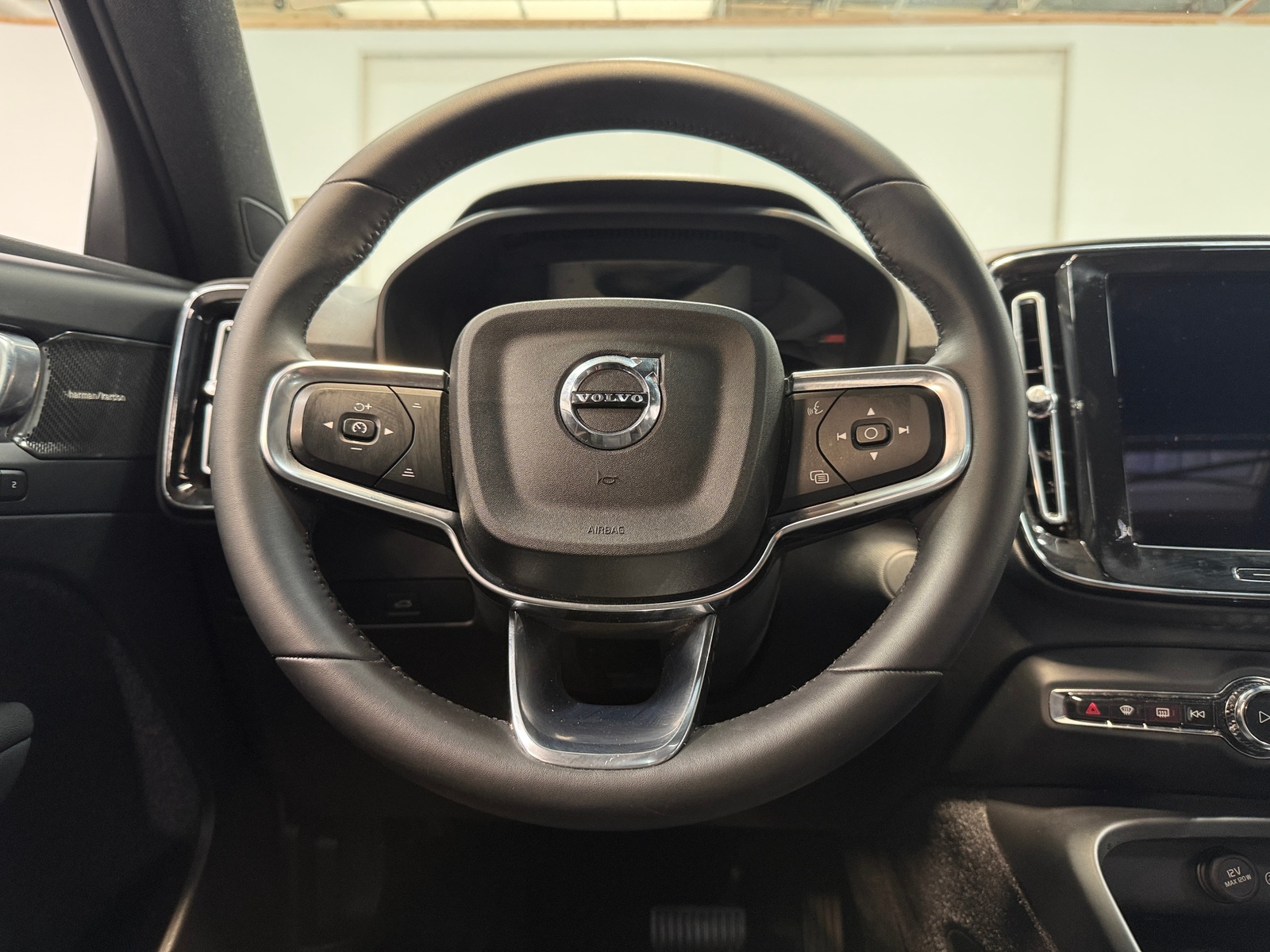 Thumbnail: 2023 Volvo XC40 - 5