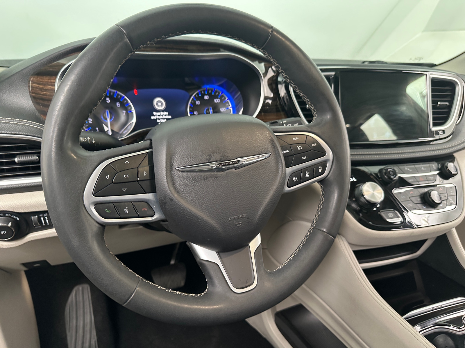 Thumbnail: 2023 Chrysler Pacifica - 4