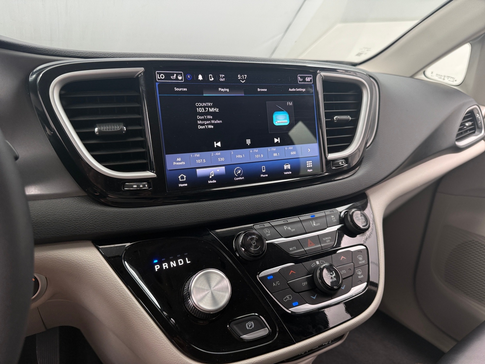 Thumbnail: 2024 Chrysler Pacifica - 3