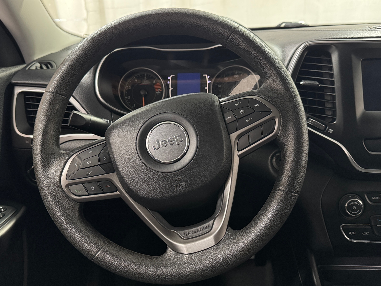 Thumbnail: 2019 Jeep Cherokee - 5