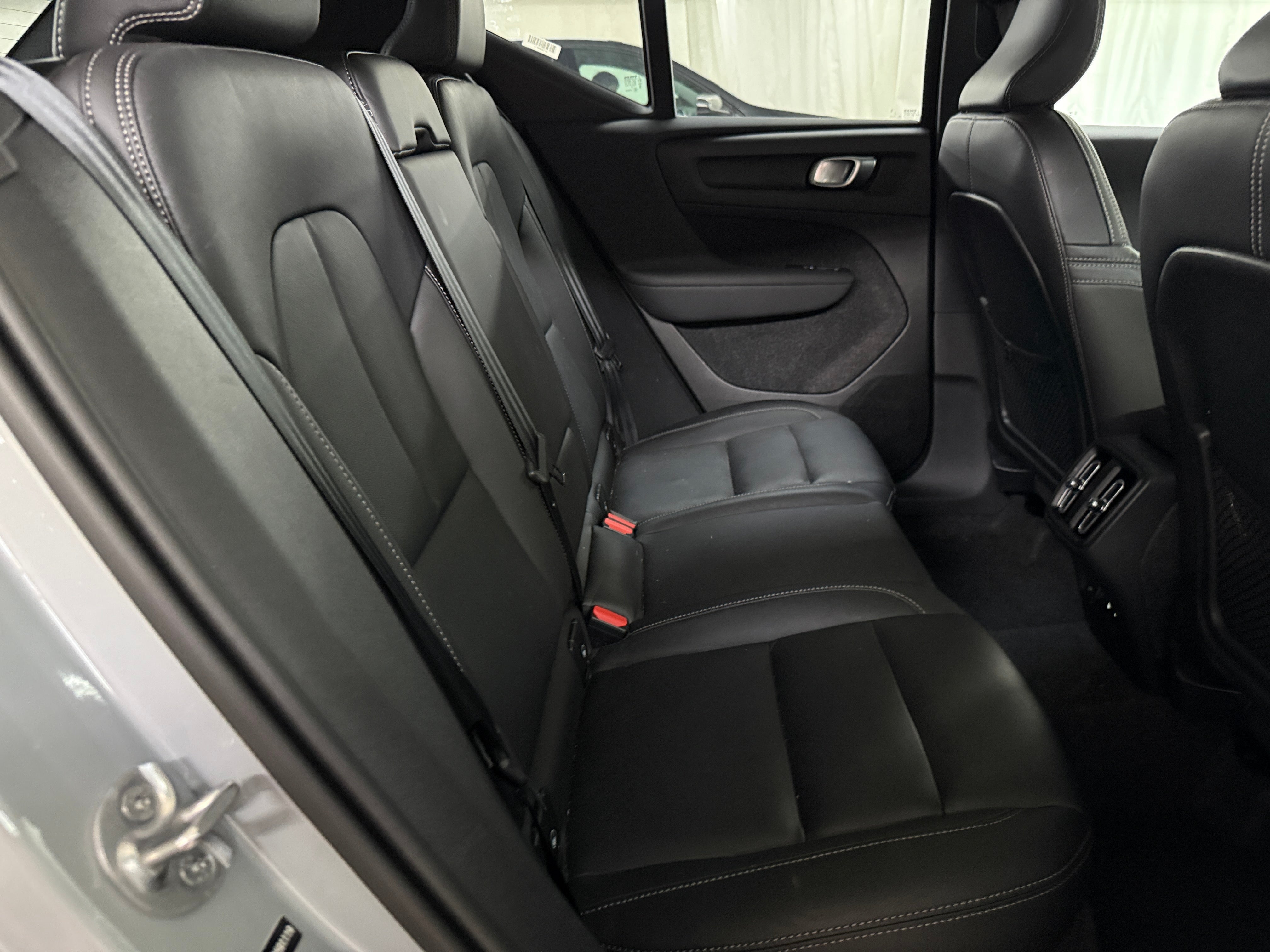 2025 Volvo XC40 Plus - Photo 5