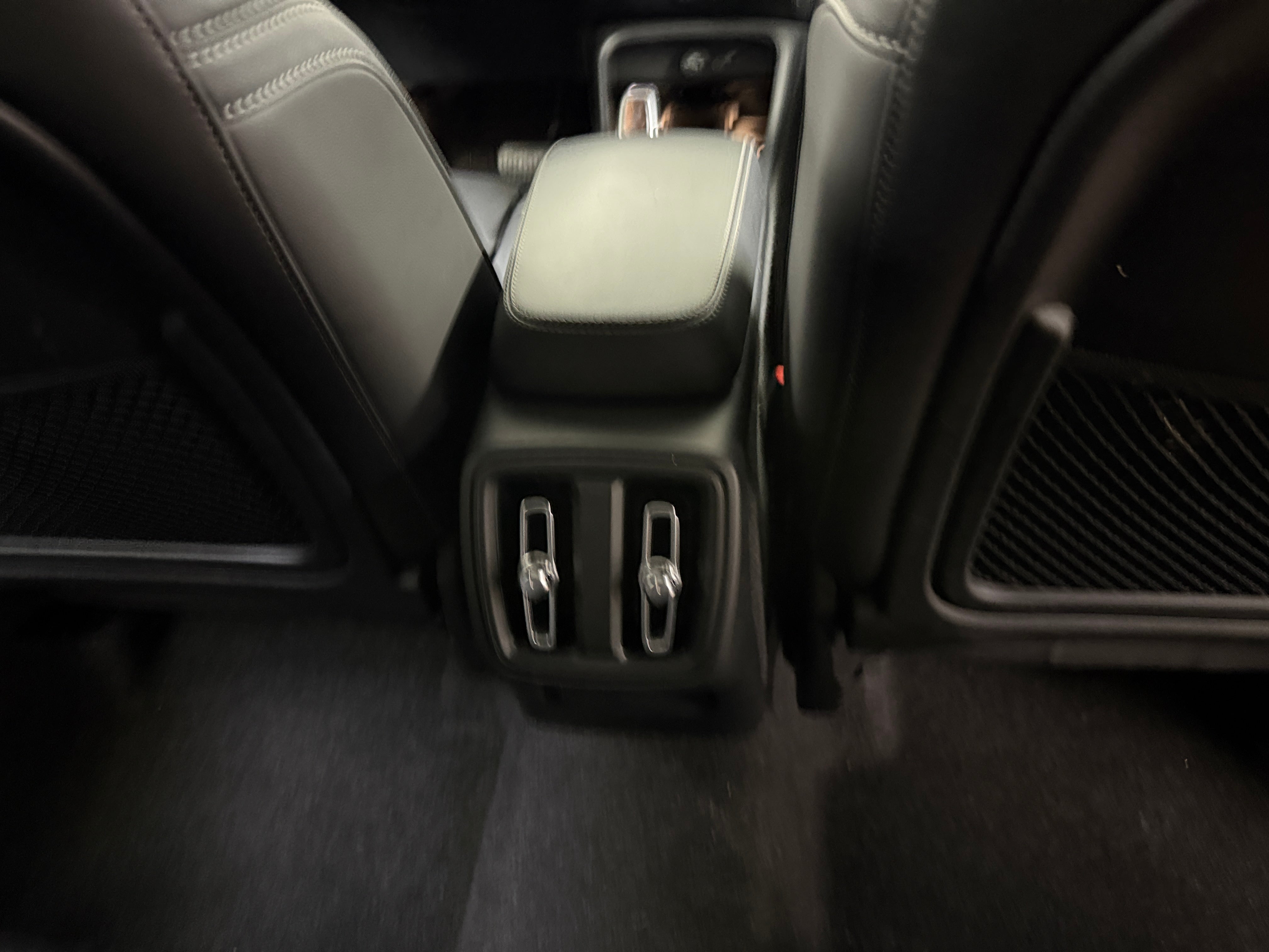 2025 Volvo XC40 Plus - Photo 6