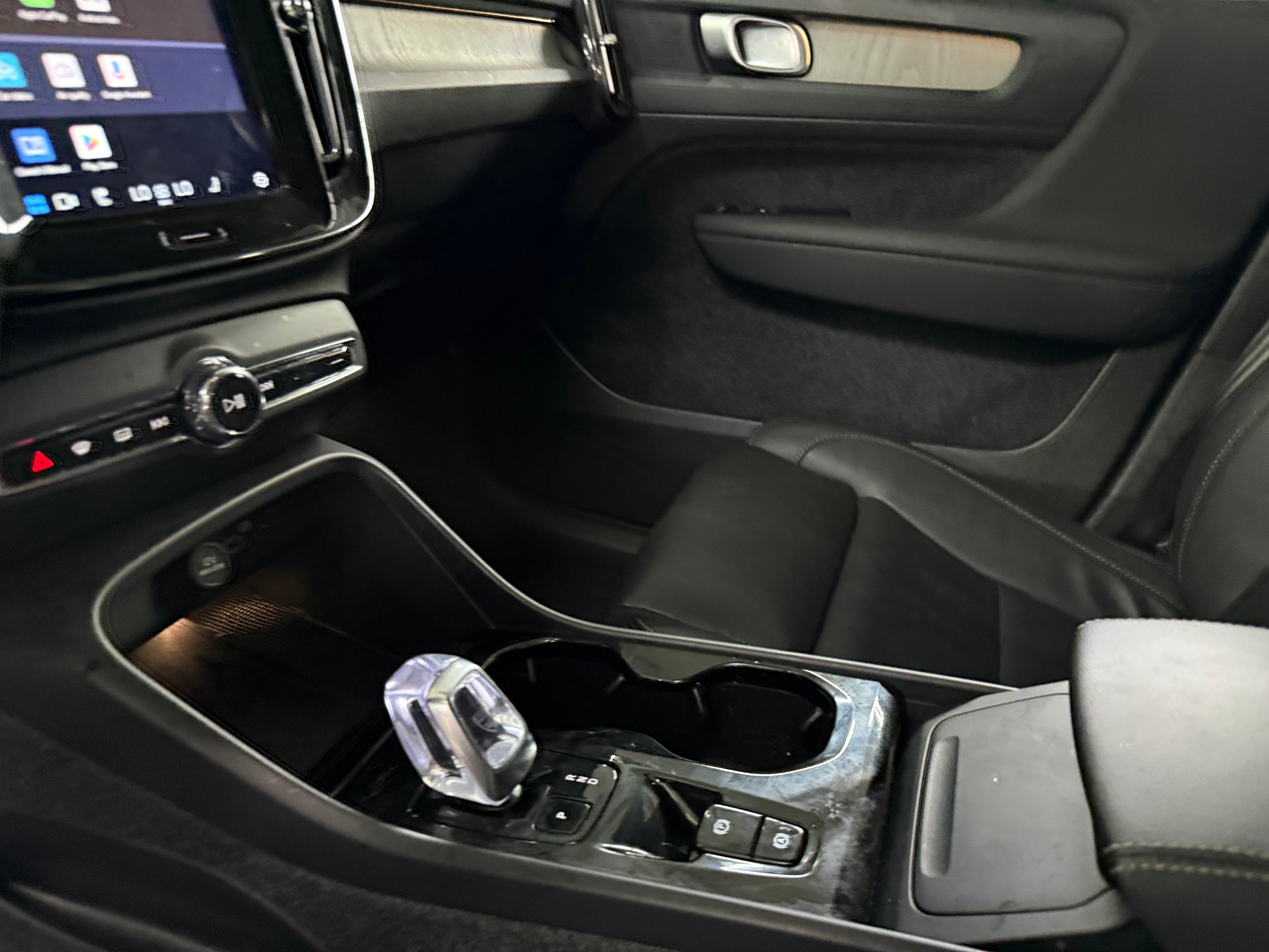 2025 Volvo XC40 Plus - Photo 2