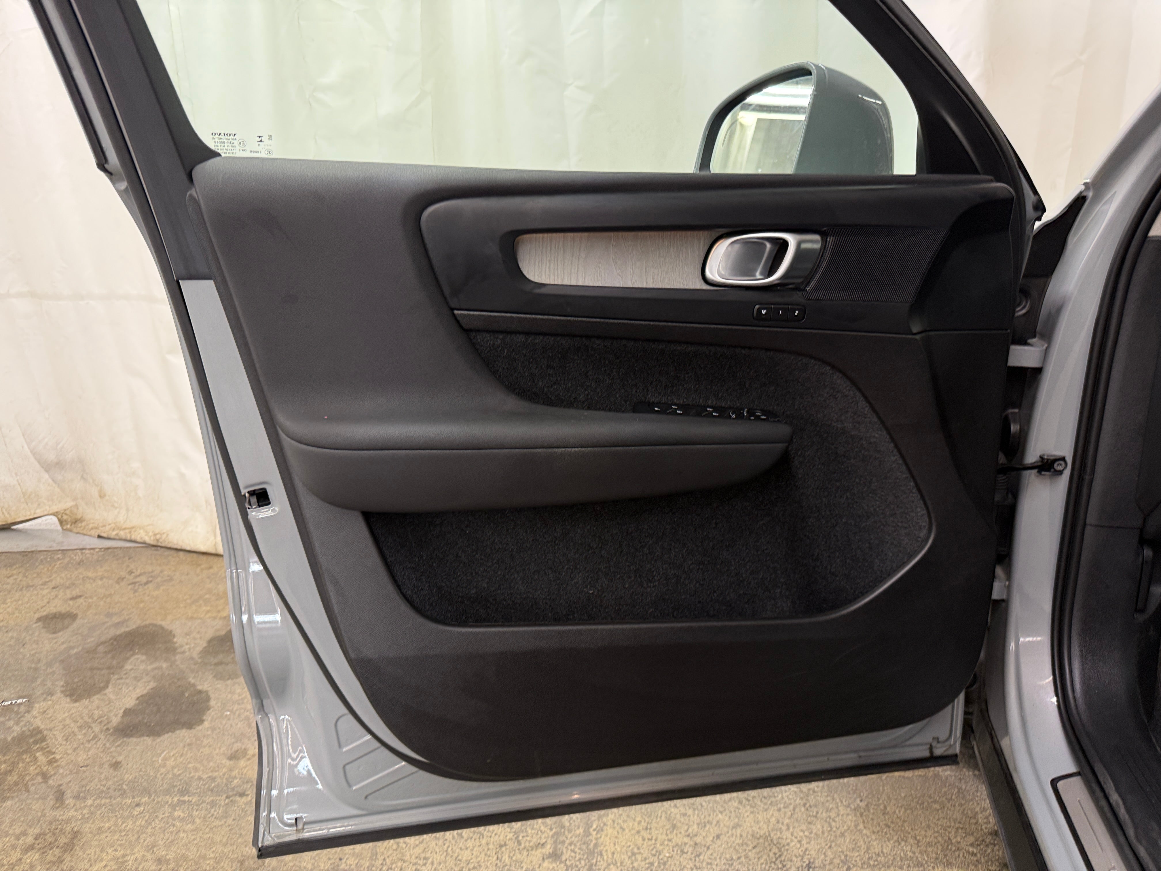 2025 Volvo XC40 Plus - Photo 10