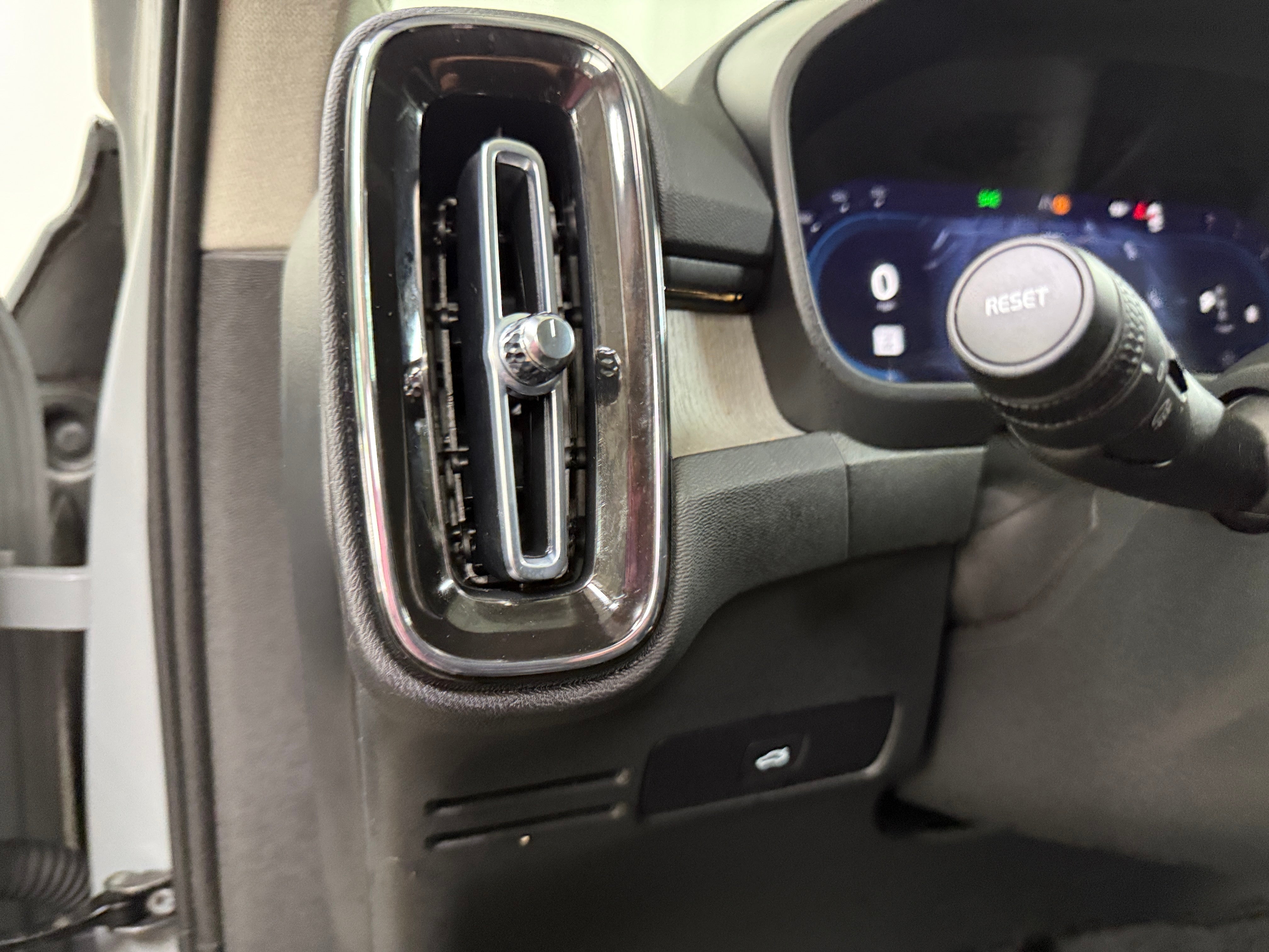 2025 Volvo XC40 Plus - Photo 19