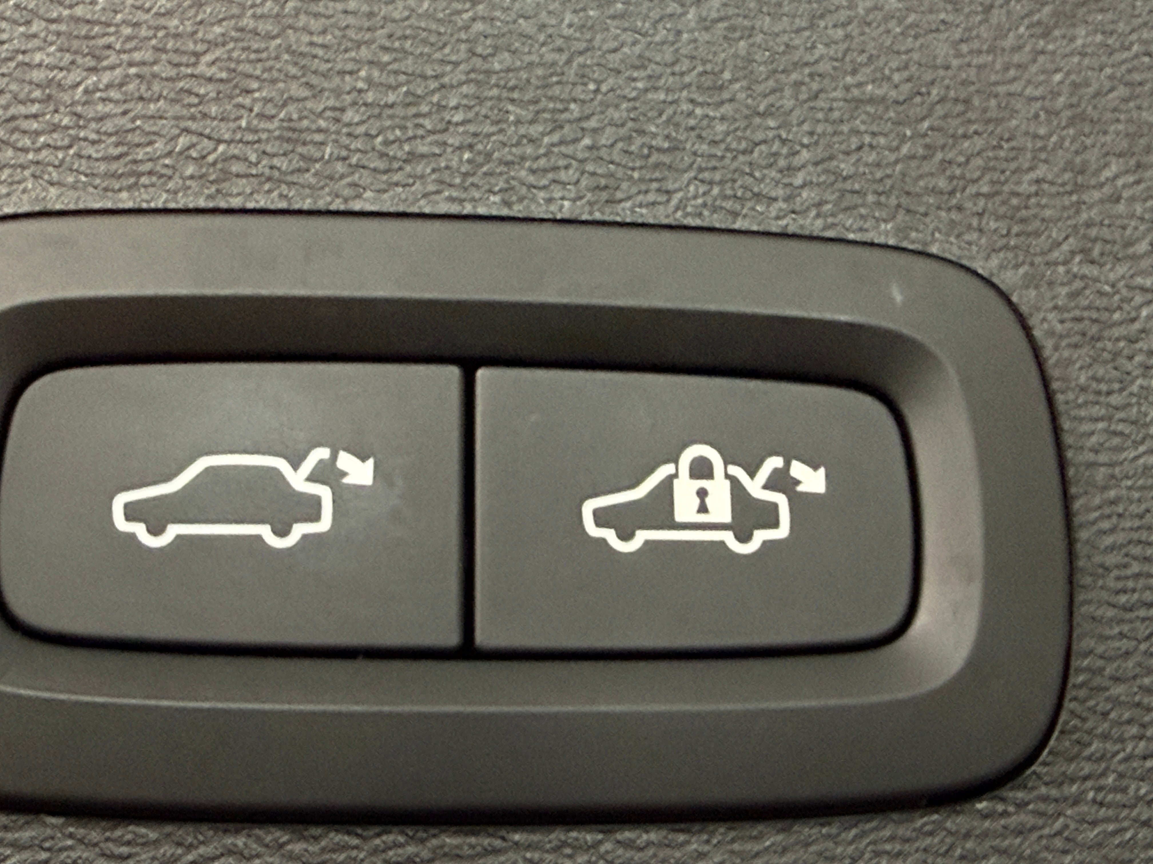 2025 Volvo XC40 Plus - Photo 17