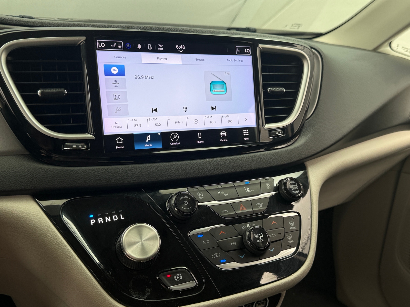 Thumbnail: 2024 Chrysler Pacifica - 3
