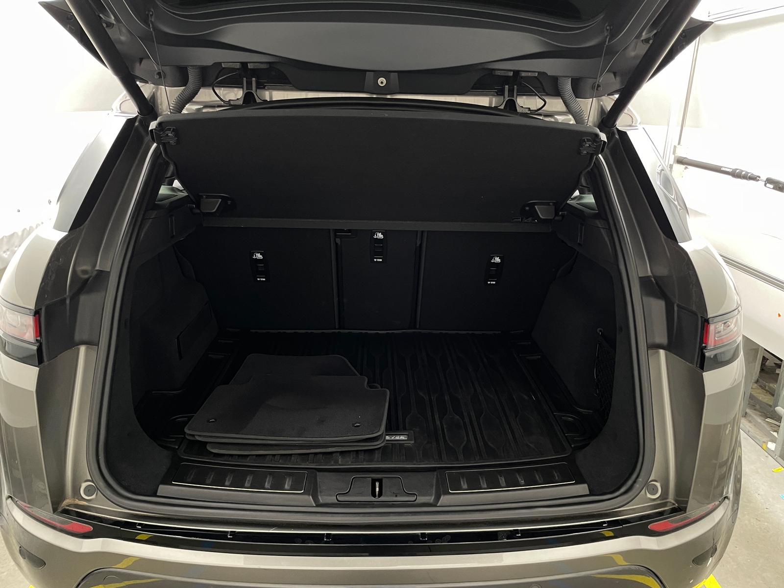 Thumbnail: 2022 Land Rover Range Rover Evoque - 6