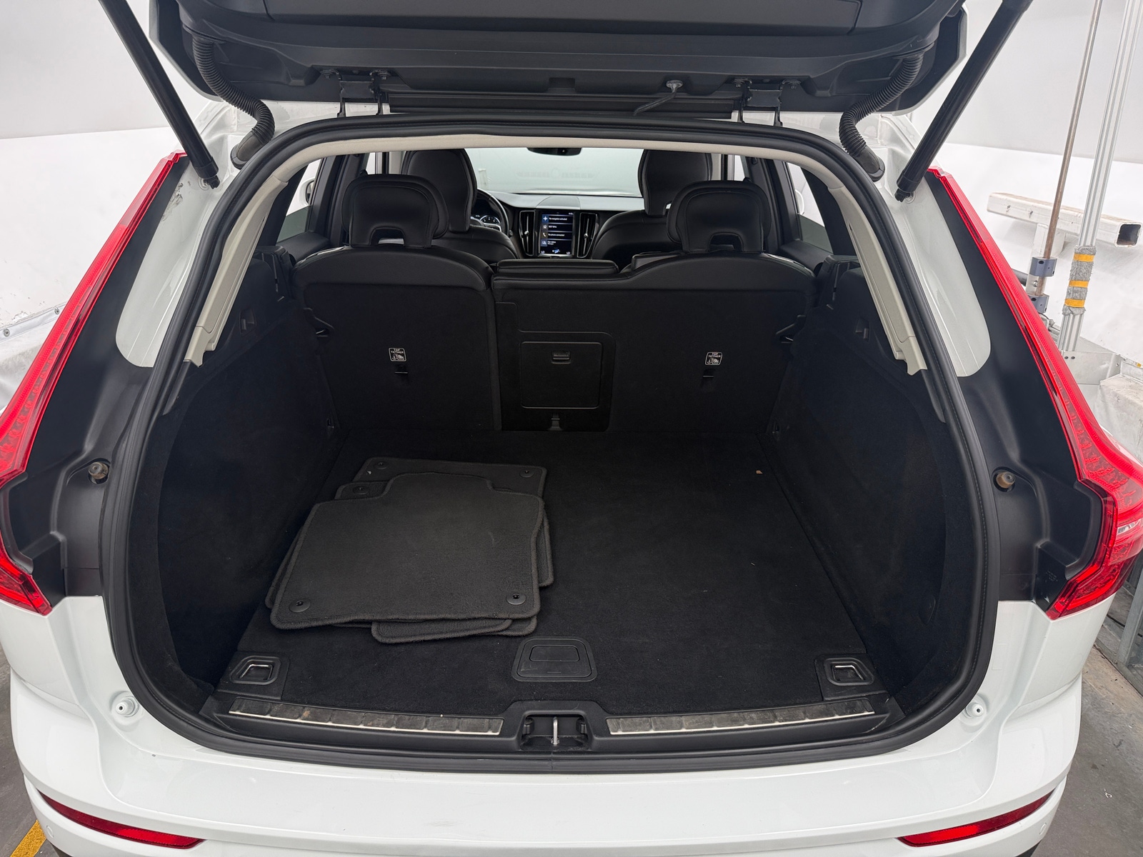 Thumbnail: 2021 Volvo XC60 - 6