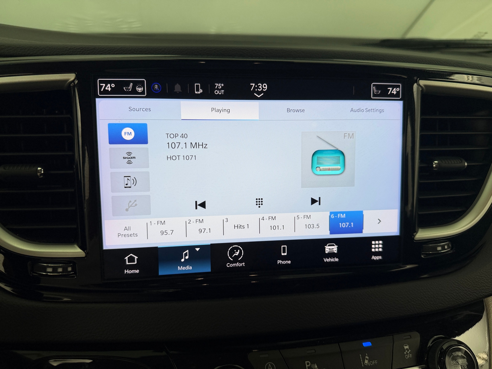 Thumbnail: 2024 Chrysler Pacifica - 3