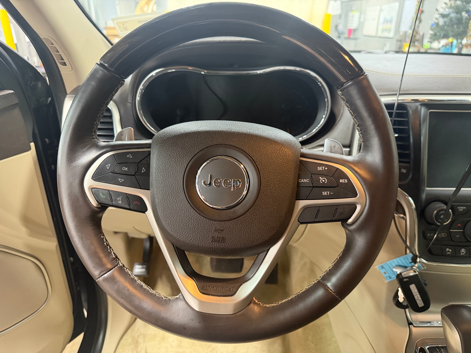 Thumbnail: 2017 Jeep Grand Cherokee - 4