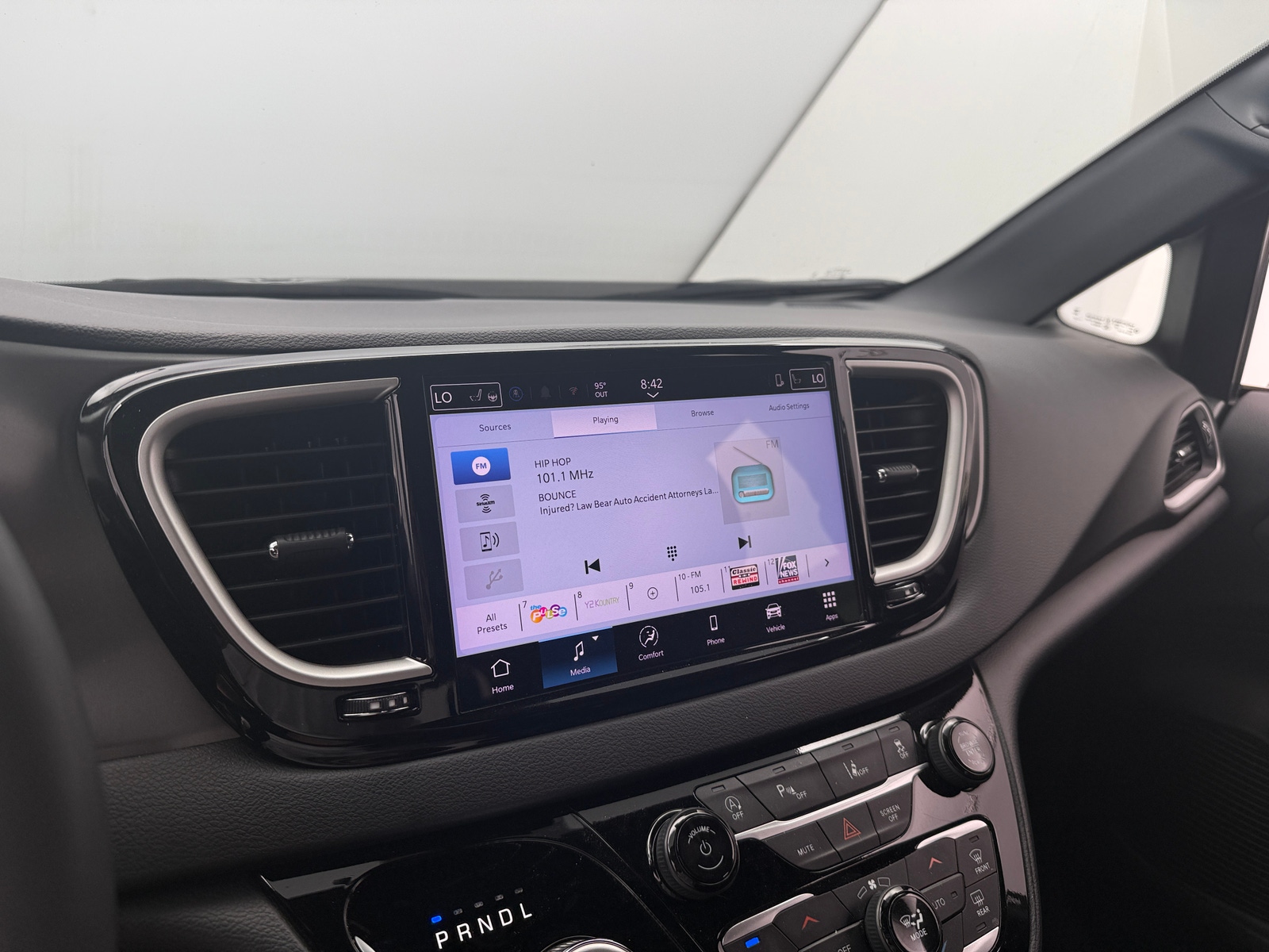 Thumbnail: 2025 Chrysler Pacifica - 3