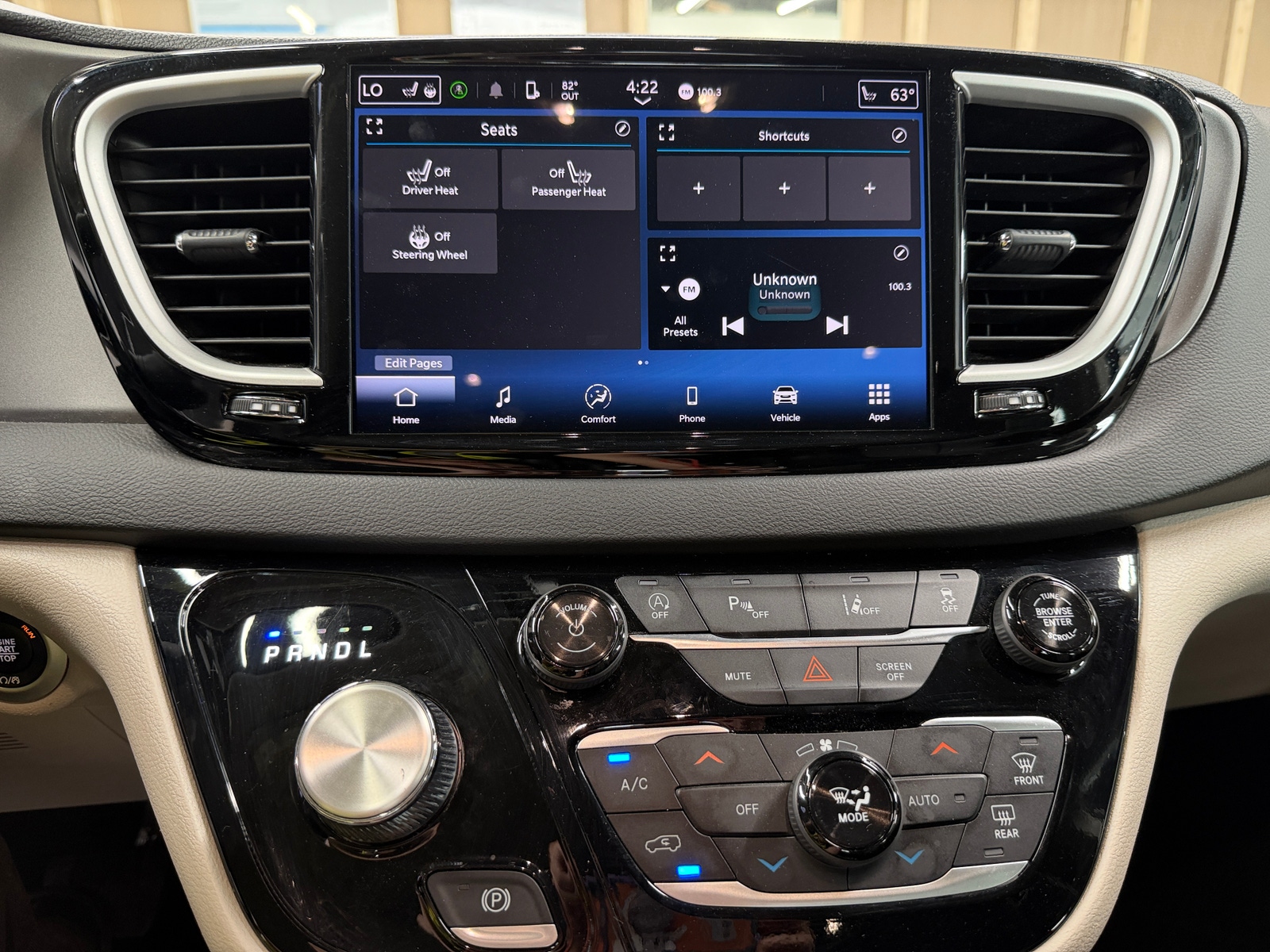 Thumbnail: 2024 Chrysler Pacifica - 3