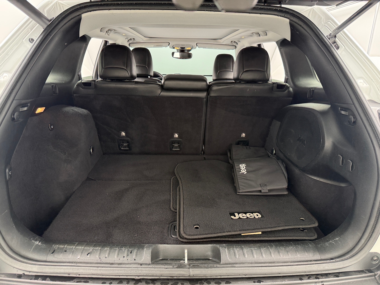Thumbnail: 2019 Jeep Cherokee - 6