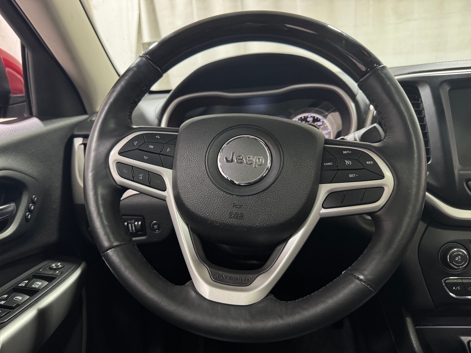 Thumbnail: 2017 Jeep Cherokee - 4