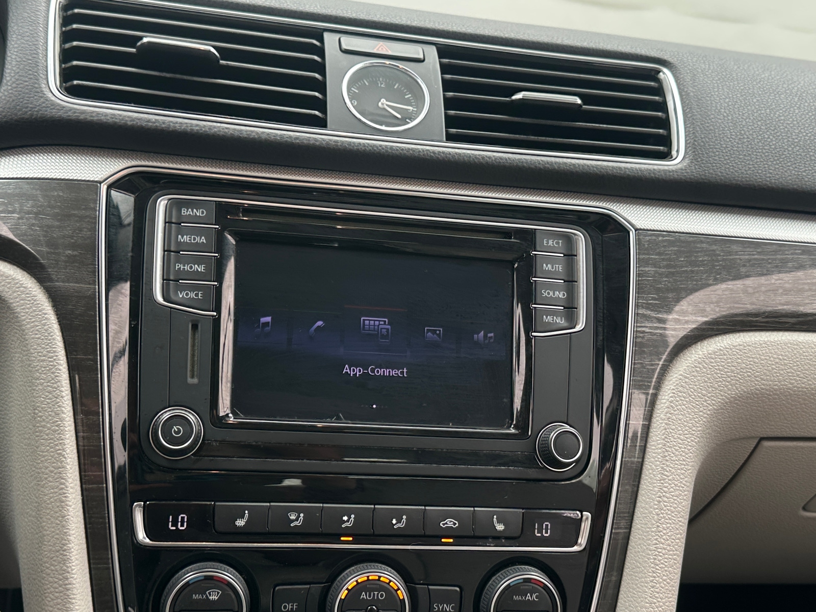 Thumbnail: 2016 Volkswagen Passat - 3