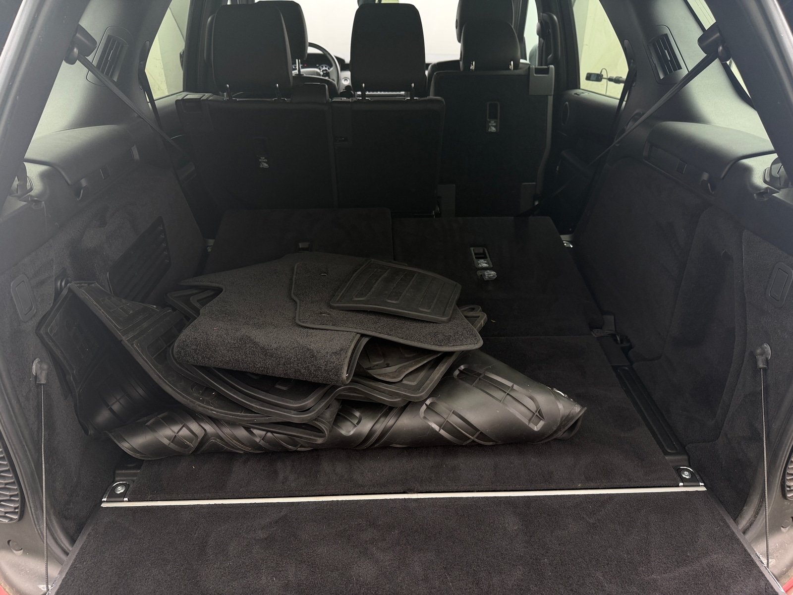 Thumbnail: 2019 Land Rover Discovery - 6