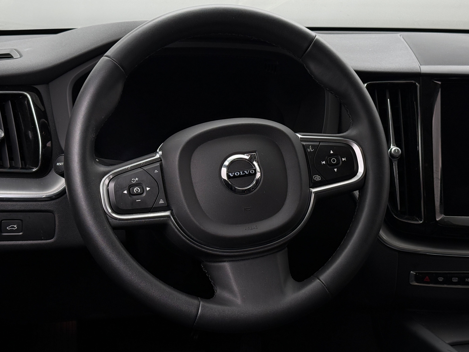 Thumbnail: 2023 Volvo XC60 - 5