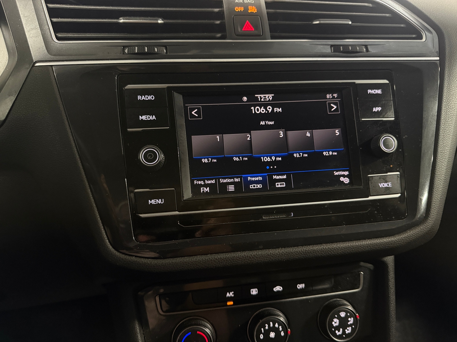 Thumbnail: 2020 Volkswagen Tiguan - 4
