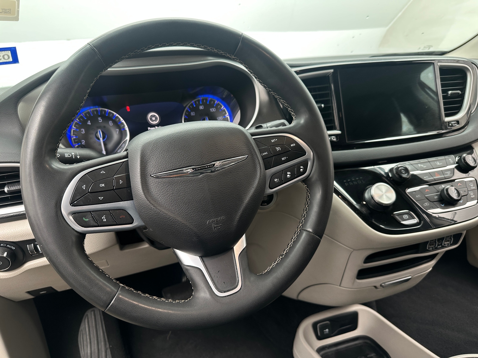Thumbnail: 2023 Chrysler Pacifica - 4