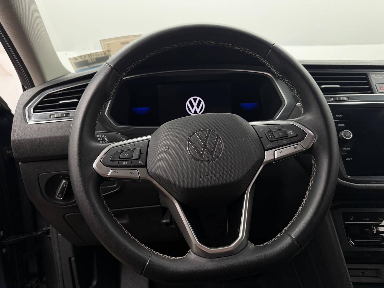 Thumbnail: 2022 Volkswagen Tiguan - 4
