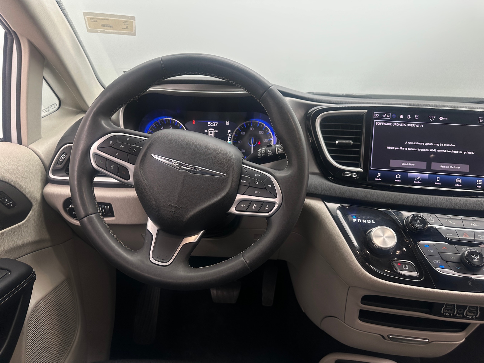 Thumbnail: 2023 Chrysler Pacifica - 4