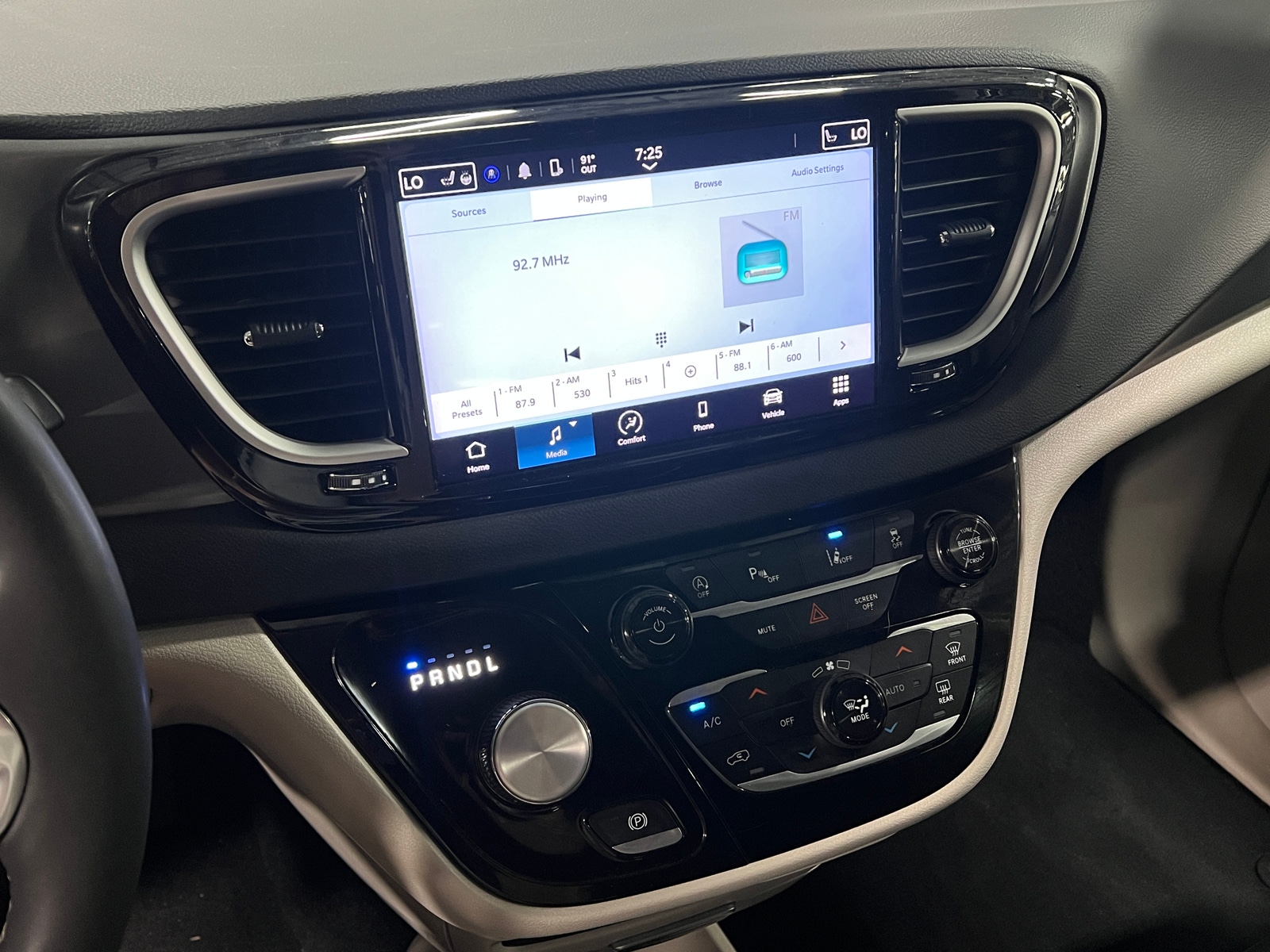 Thumbnail: 2024 Chrysler Pacifica - 3