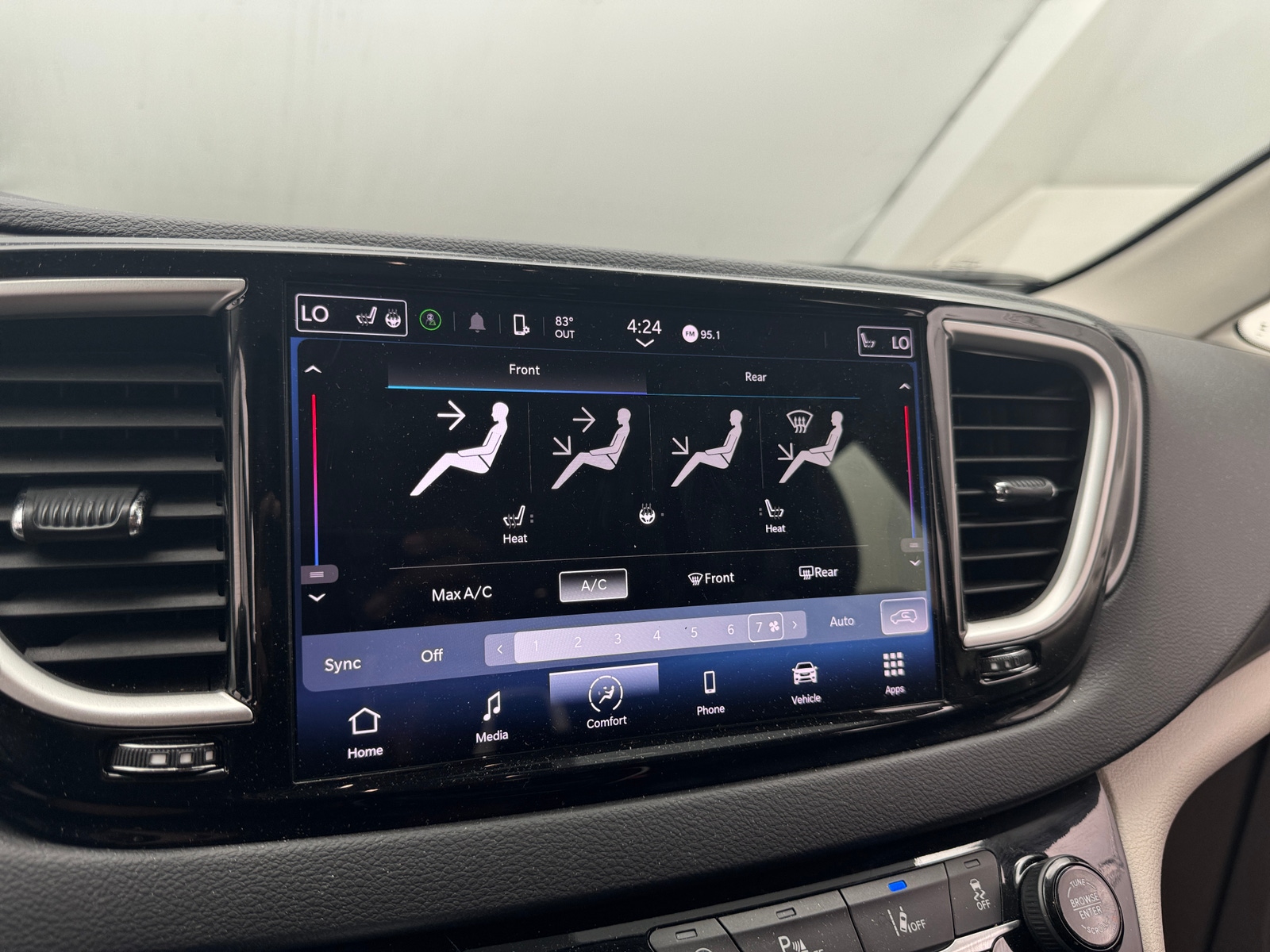 Thumbnail: 2024 Chrysler Pacifica - 3