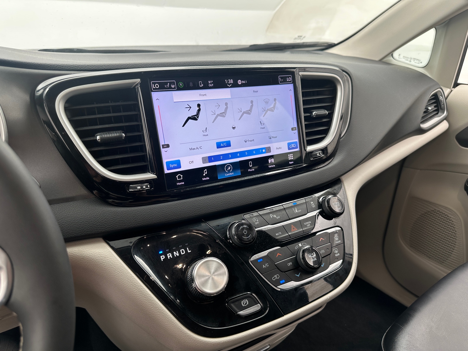 Thumbnail: 2024 Chrysler Pacifica - 3