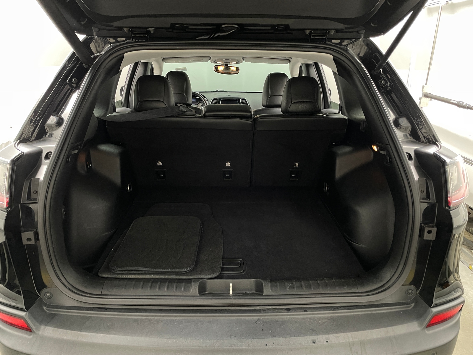 Thumbnail: 2019 Jeep Cherokee - 6