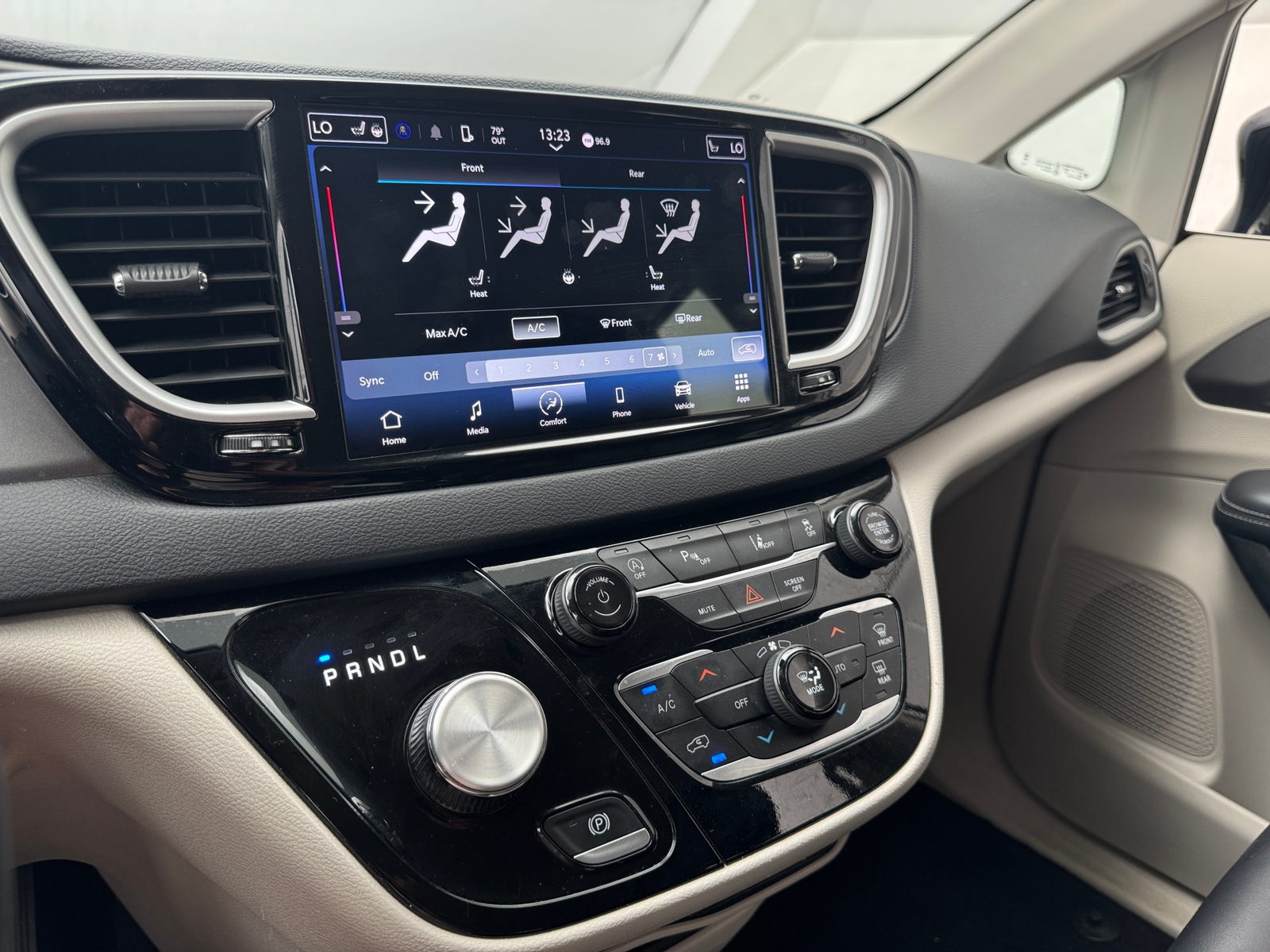 Thumbnail: 2024 Chrysler Pacifica - 3