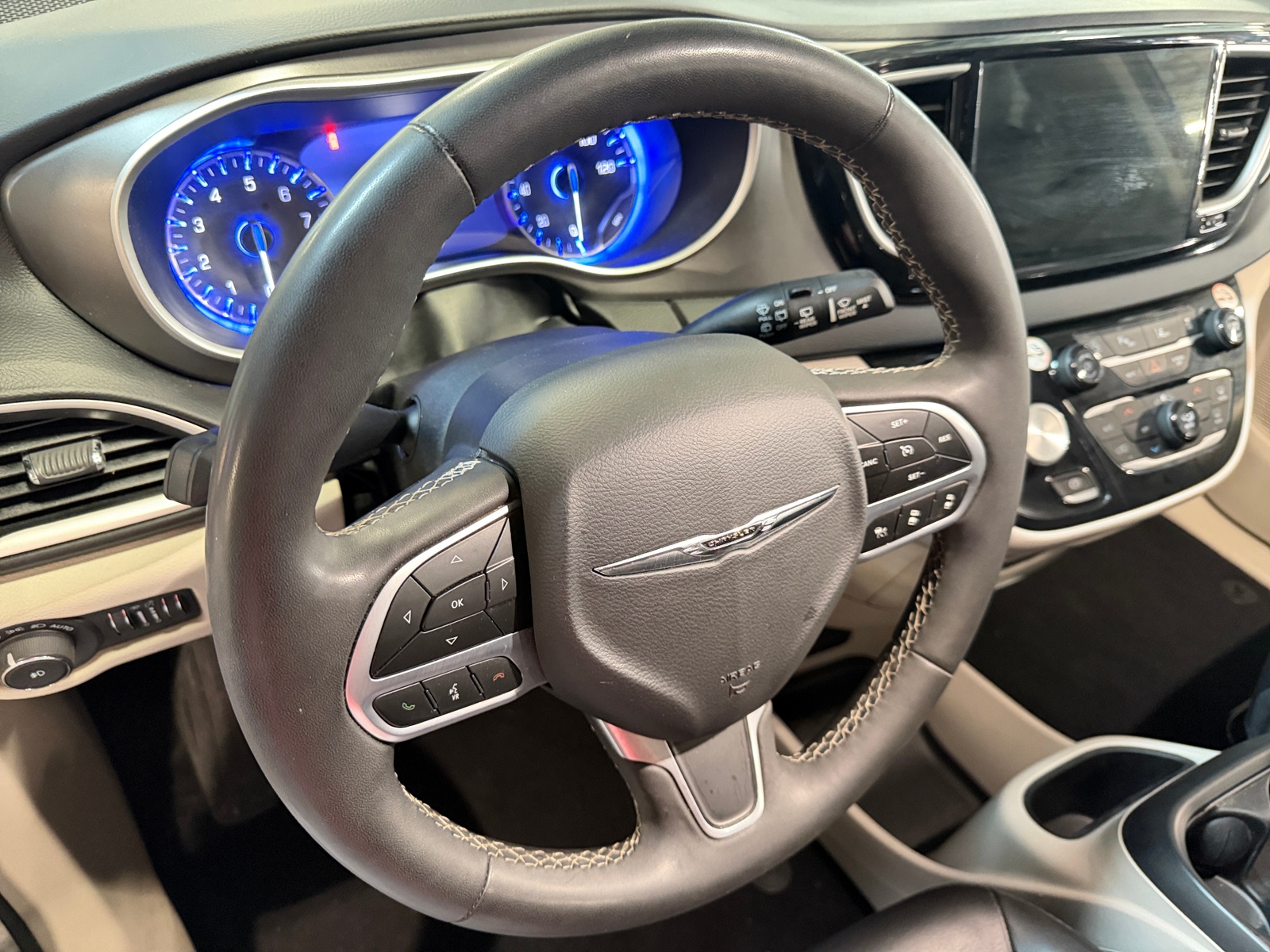 Thumbnail: 2023 Chrysler Pacifica - 4