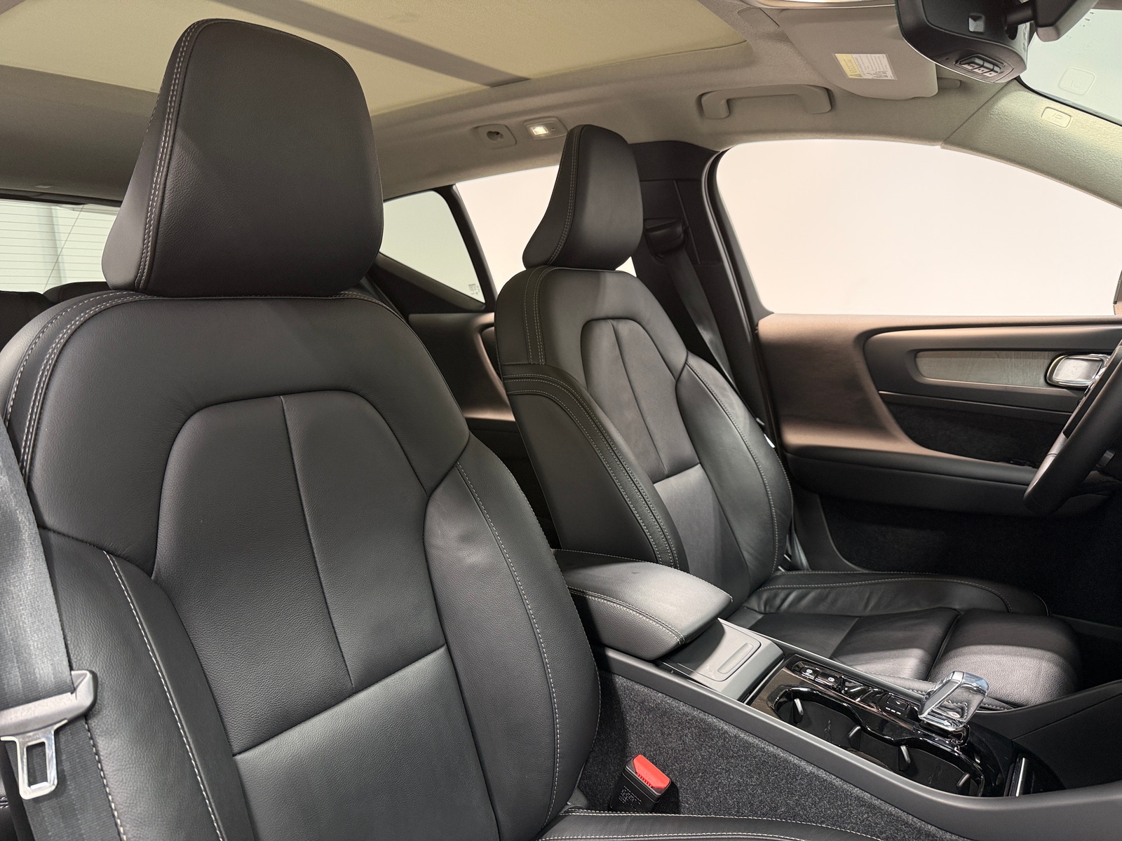 Thumbnail: 2023 Volvo XC40 - 2