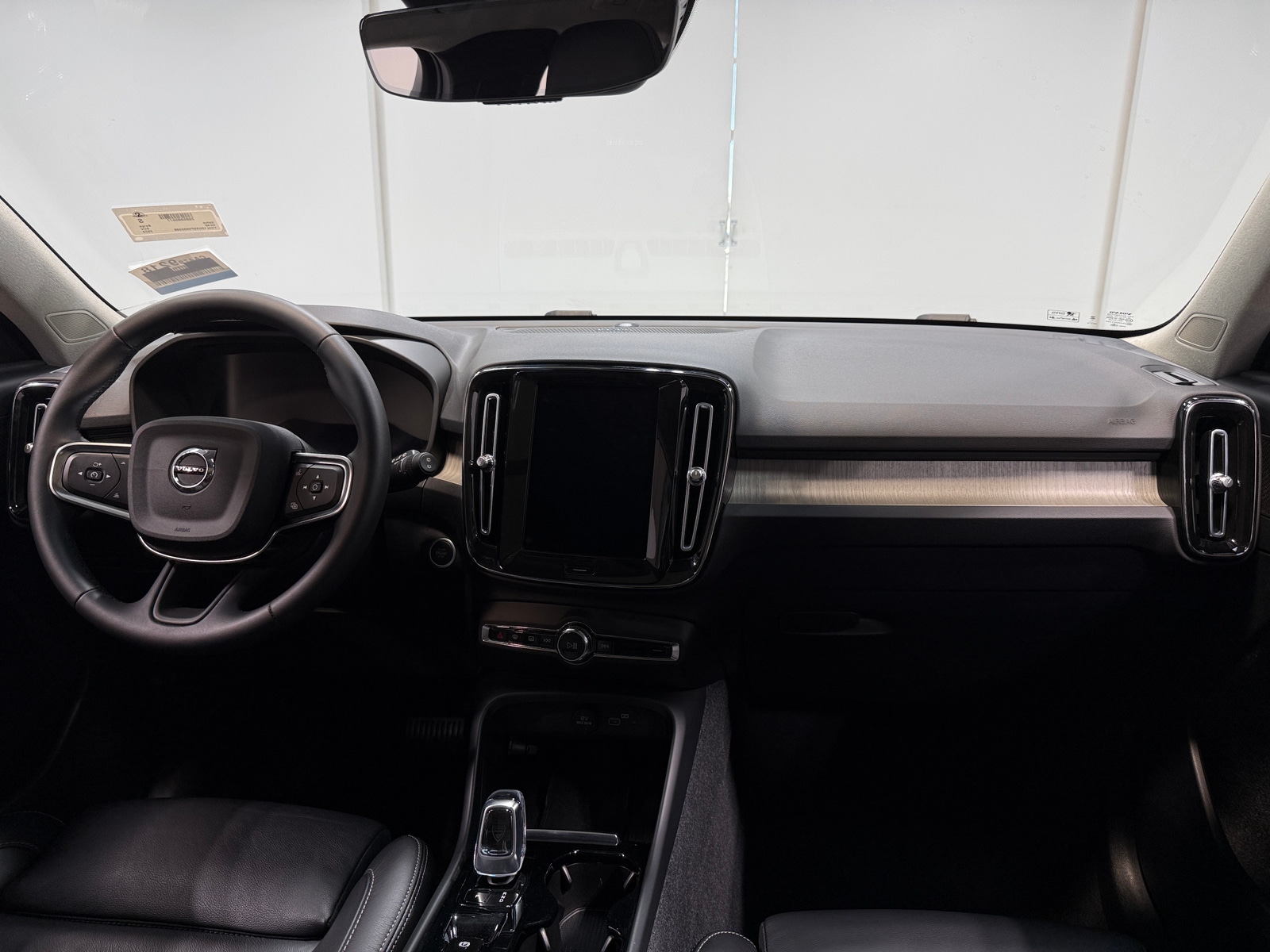 Thumbnail: 2023 Volvo XC40 - 3